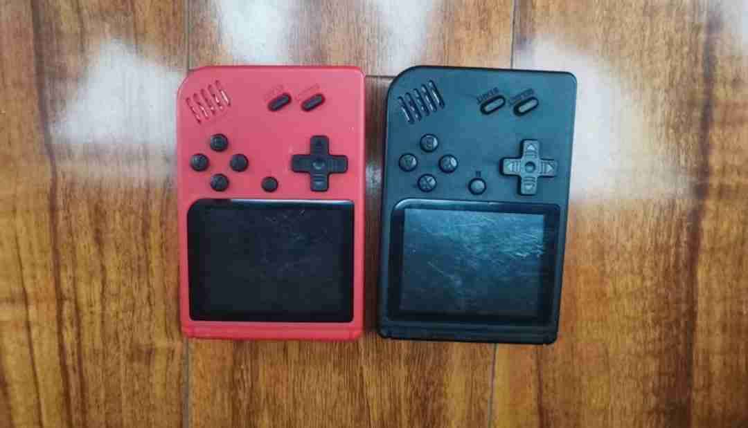 Consolas portátiles retro roja y negra - miniatura 1