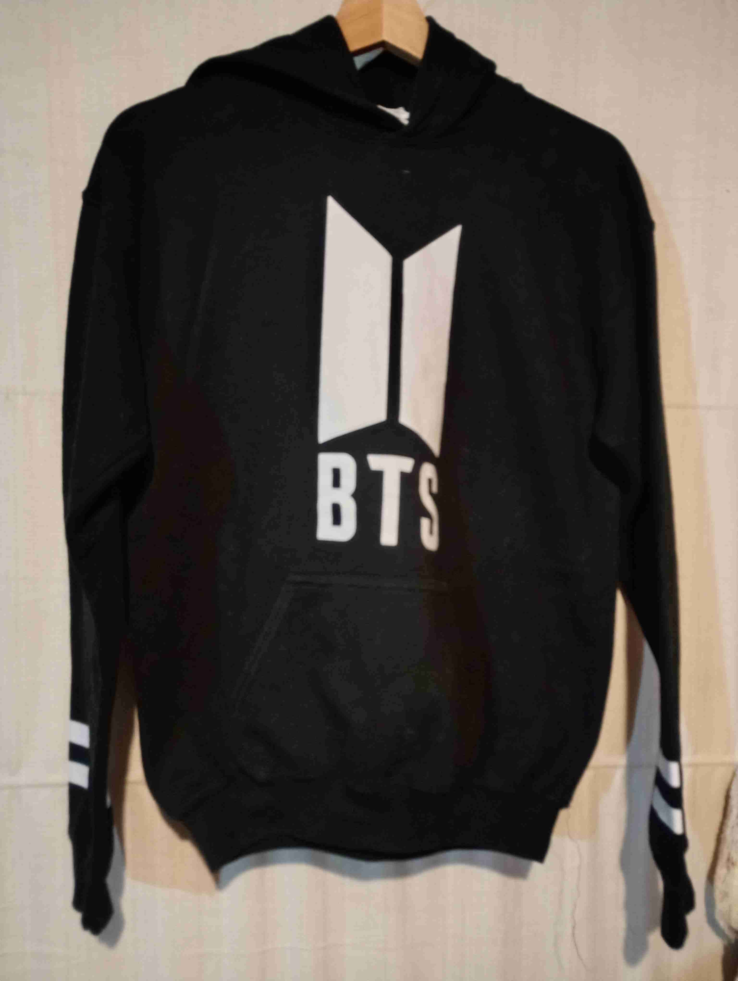 Polerón negro BTS con capucha