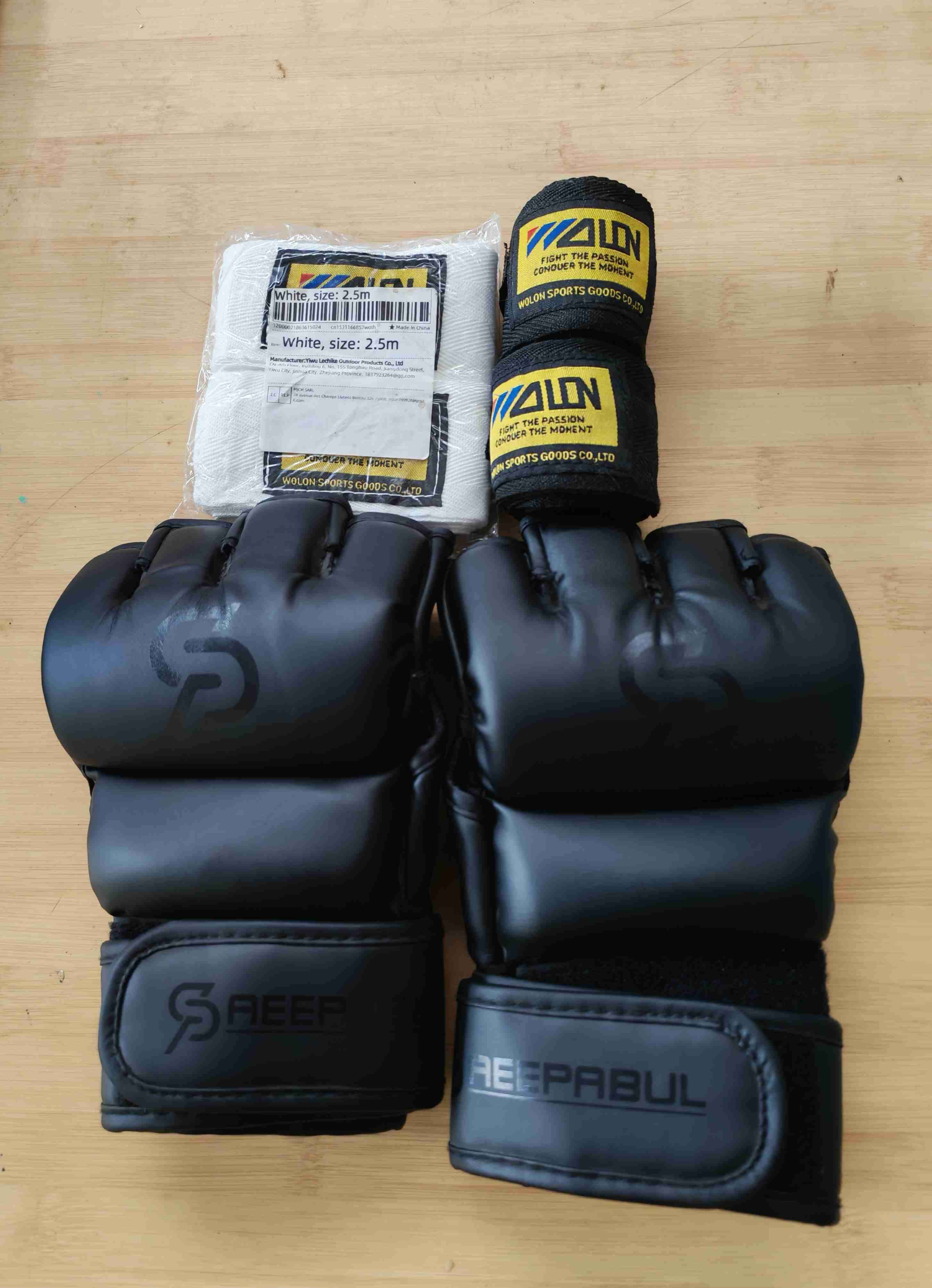 Guantes y vendas boxeo negros y saco - 1