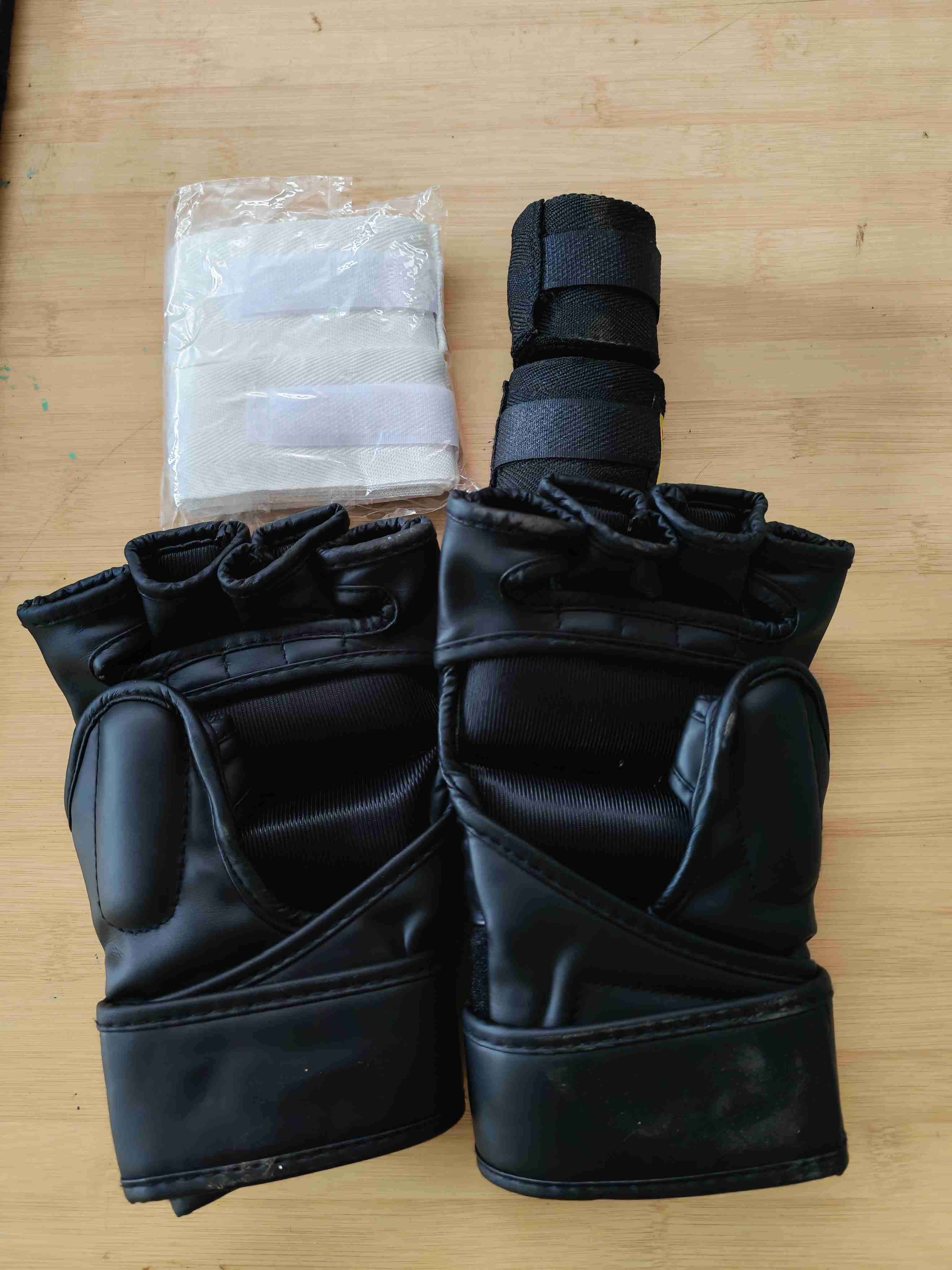 Guantes y vendas boxeo negros y saco - 2