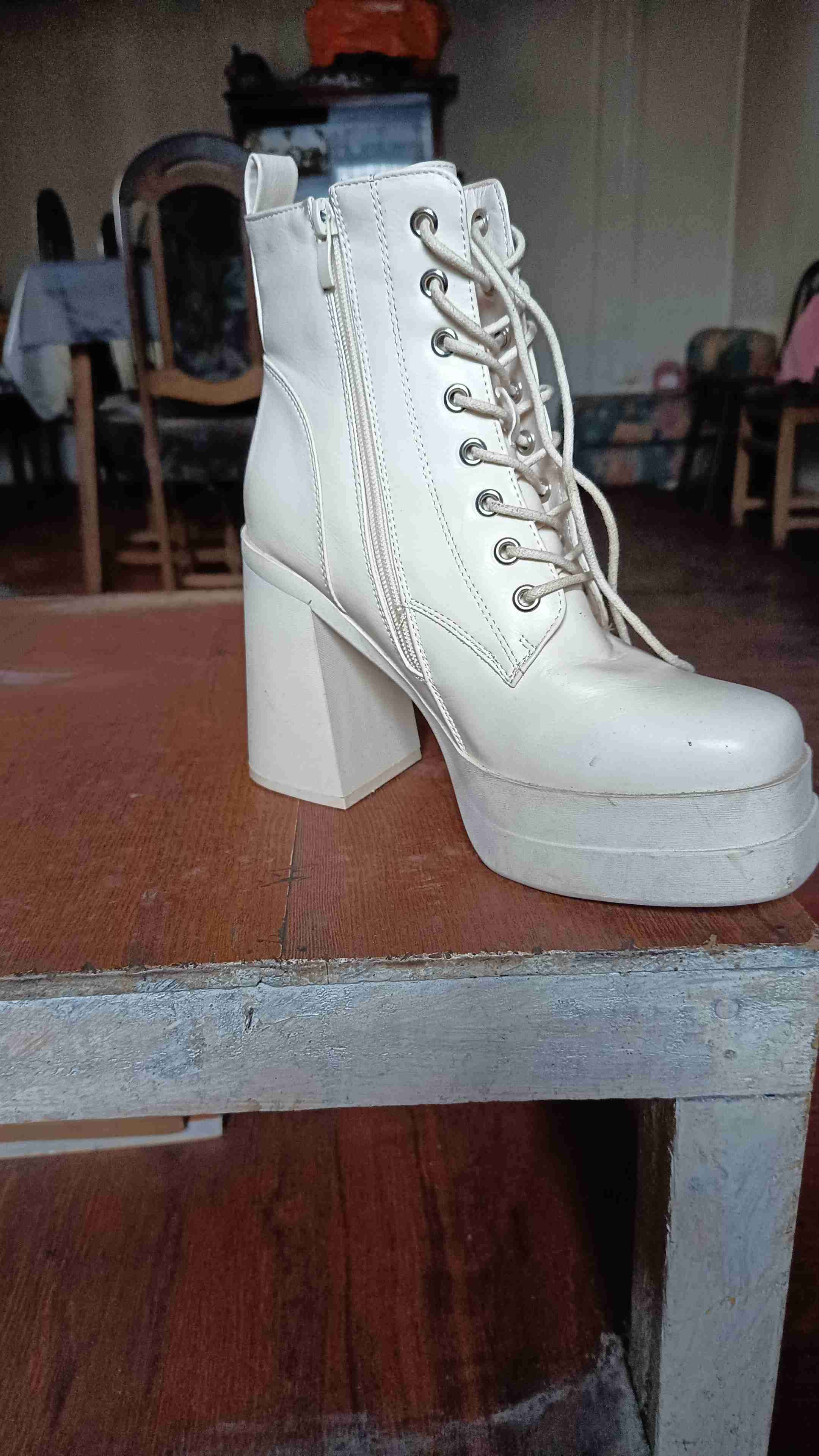 Bota blanca de tacón alto