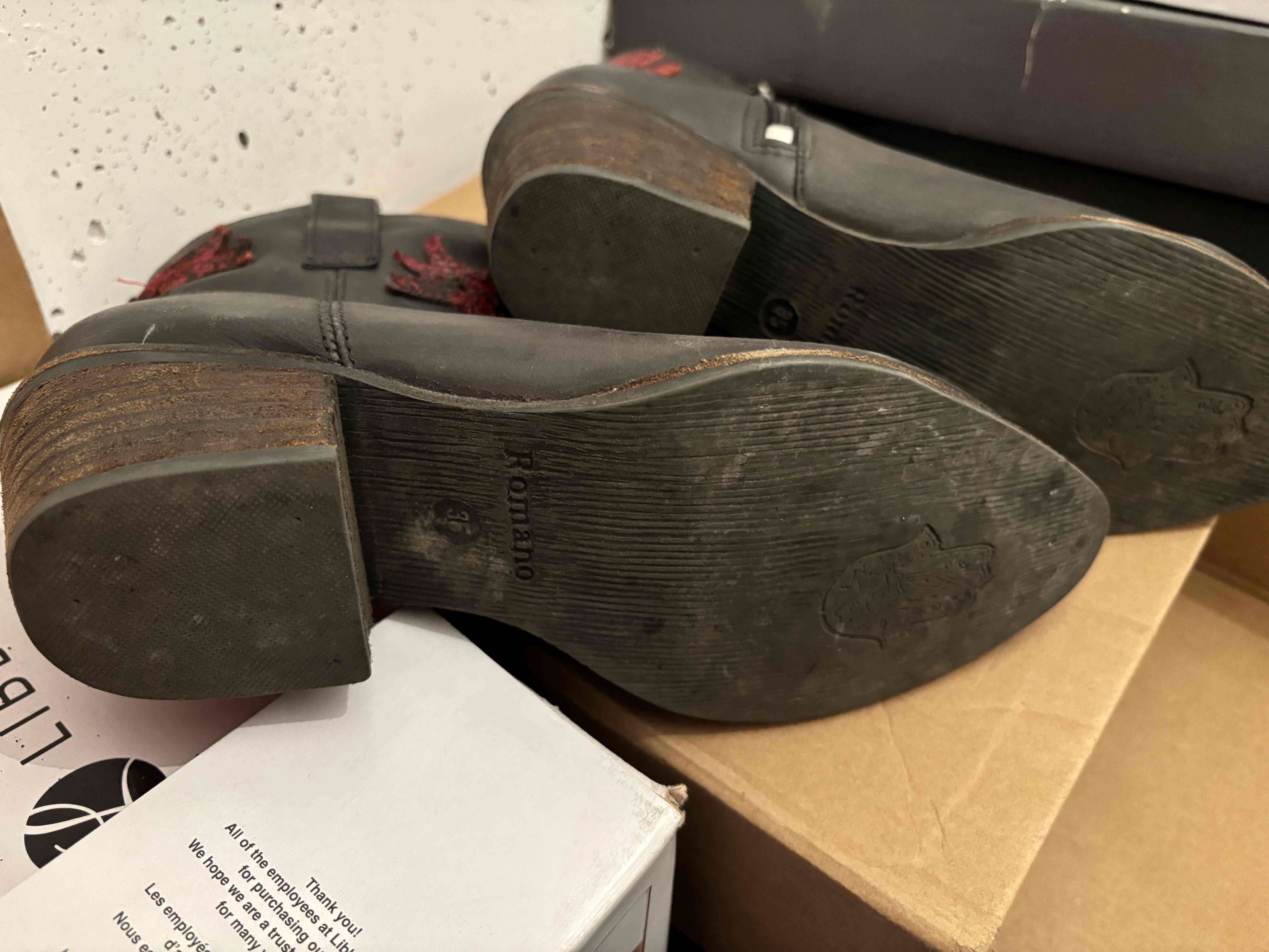 Botines de cuero negro con bordado rojo - miniatura 1