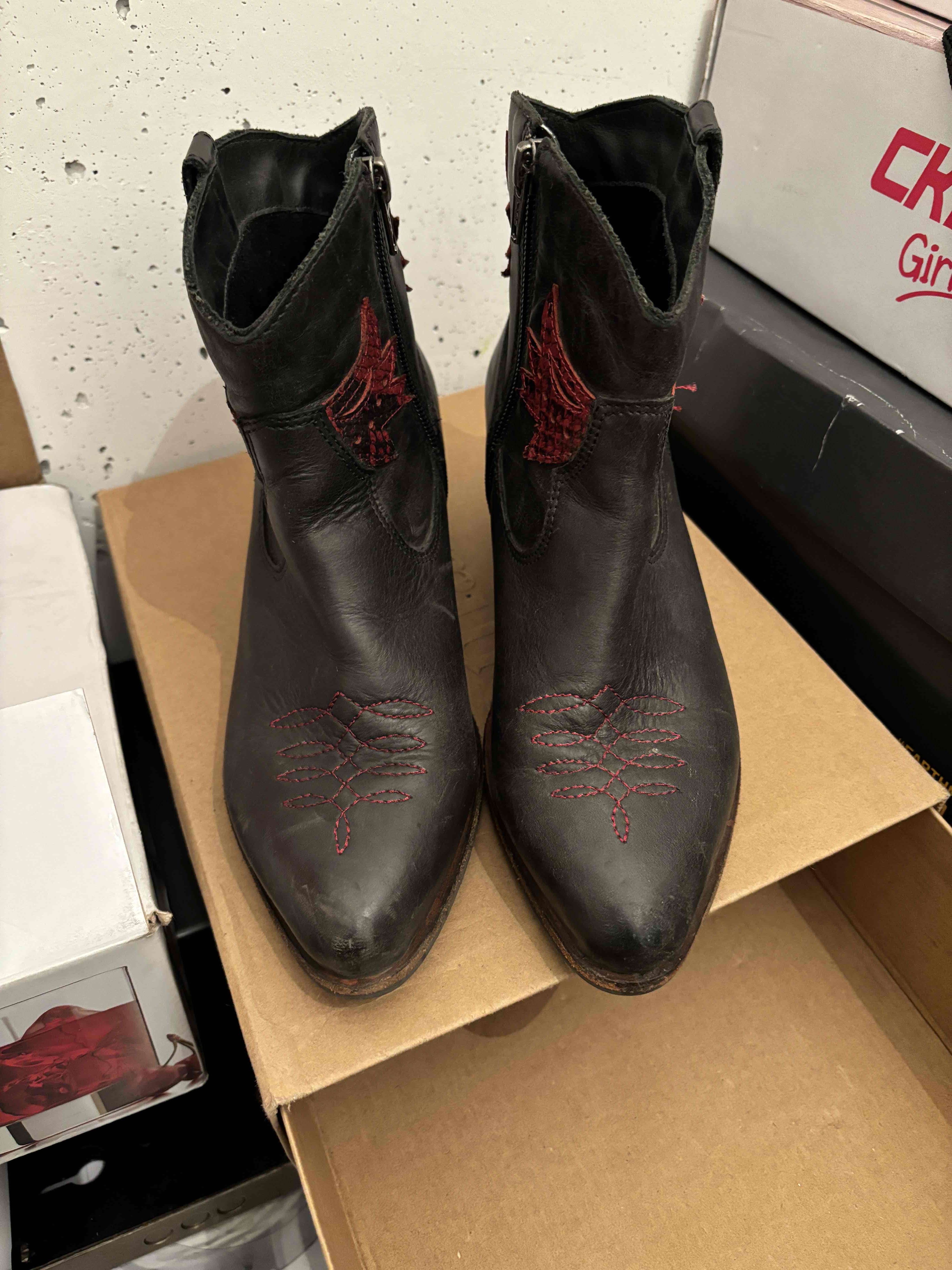 Botines de cuero negro con bordado rojo - miniatura 2