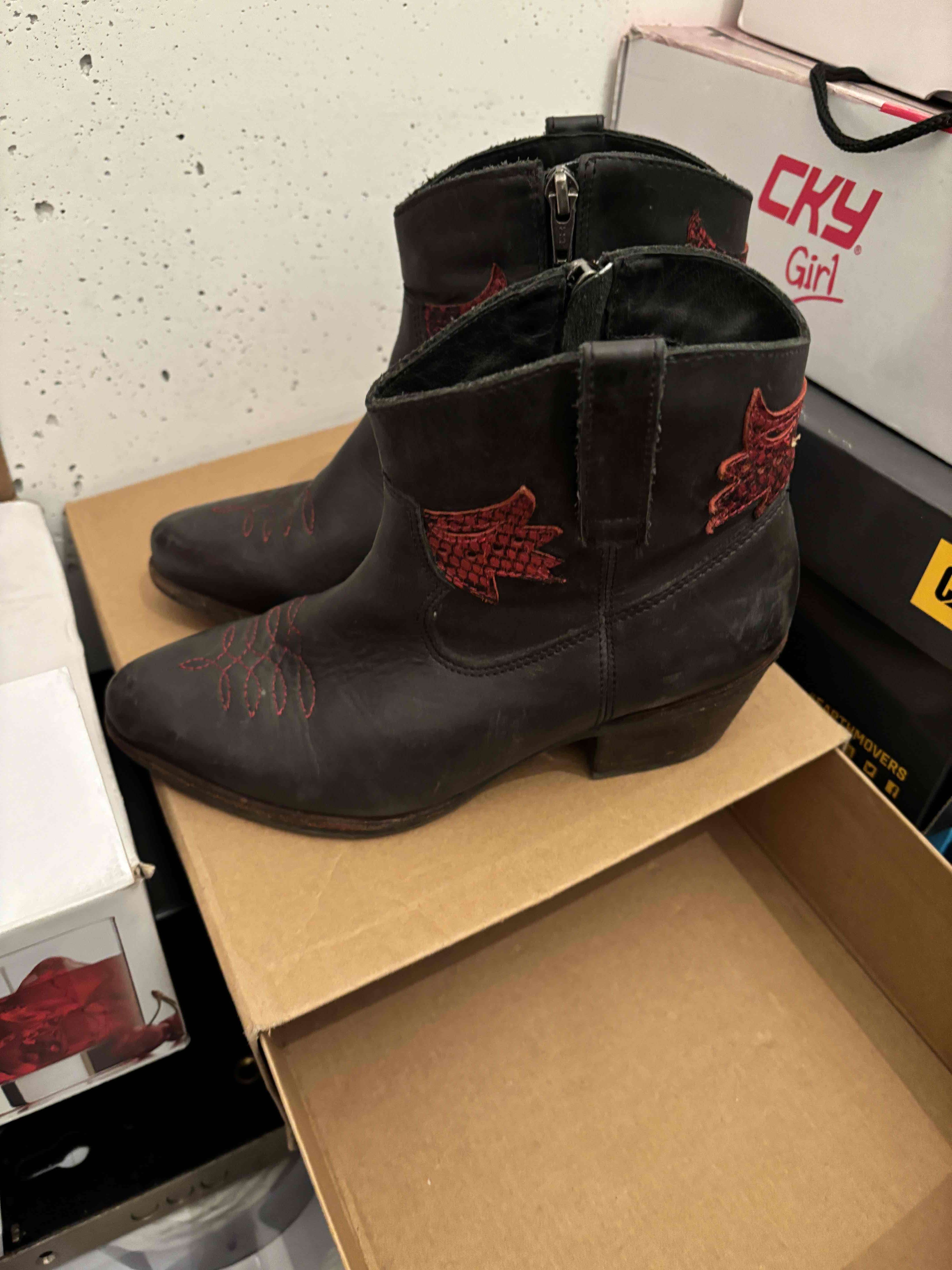 Botines de cuero negro con bordado rojo - miniatura 3