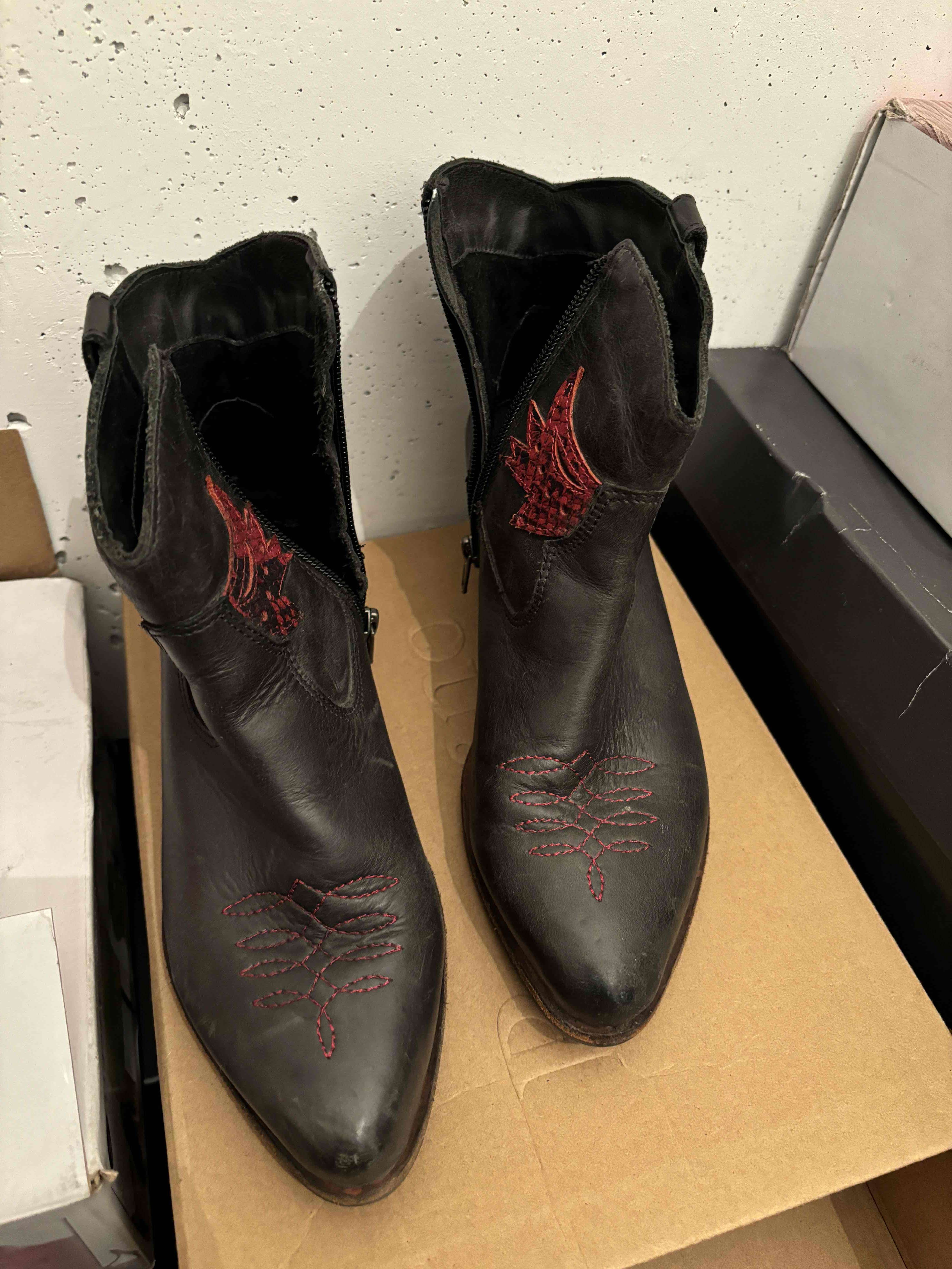 Botines de cuero negro con bordado rojo - miniatura 4