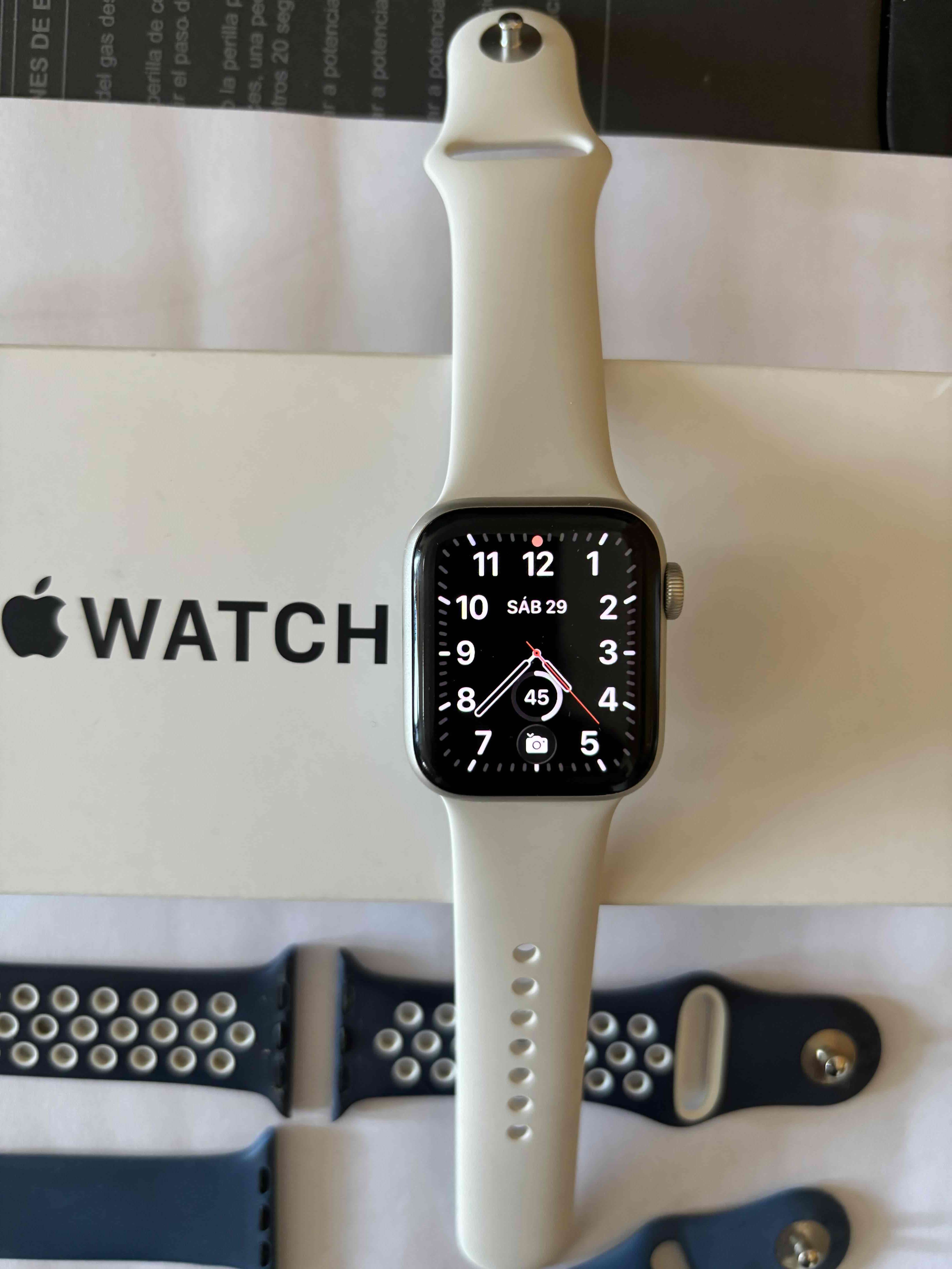 Apple Watch blanco con correas adicionales - miniatura 1