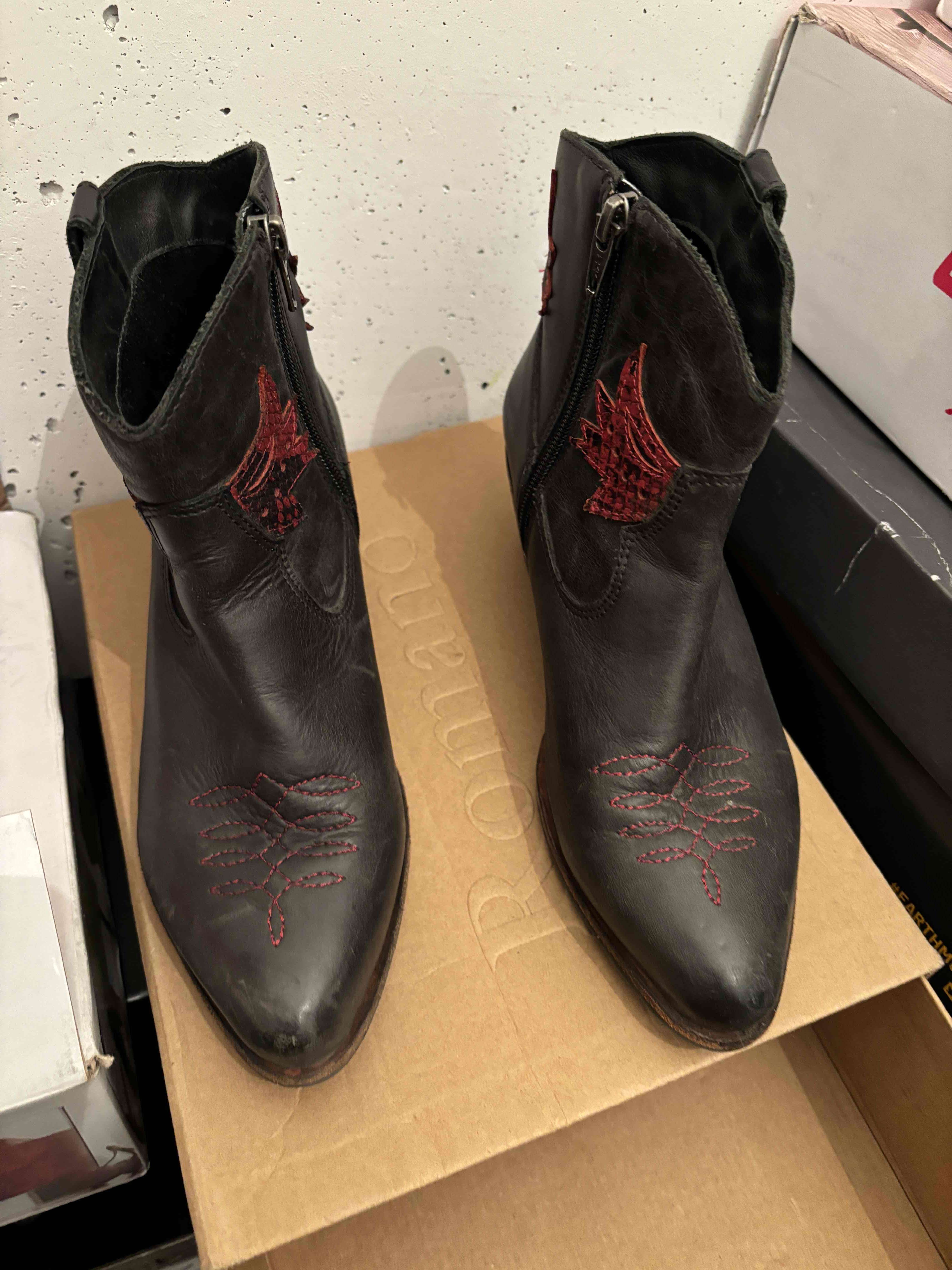 Botines de cuero negro con bordado rojo - miniatura 5
