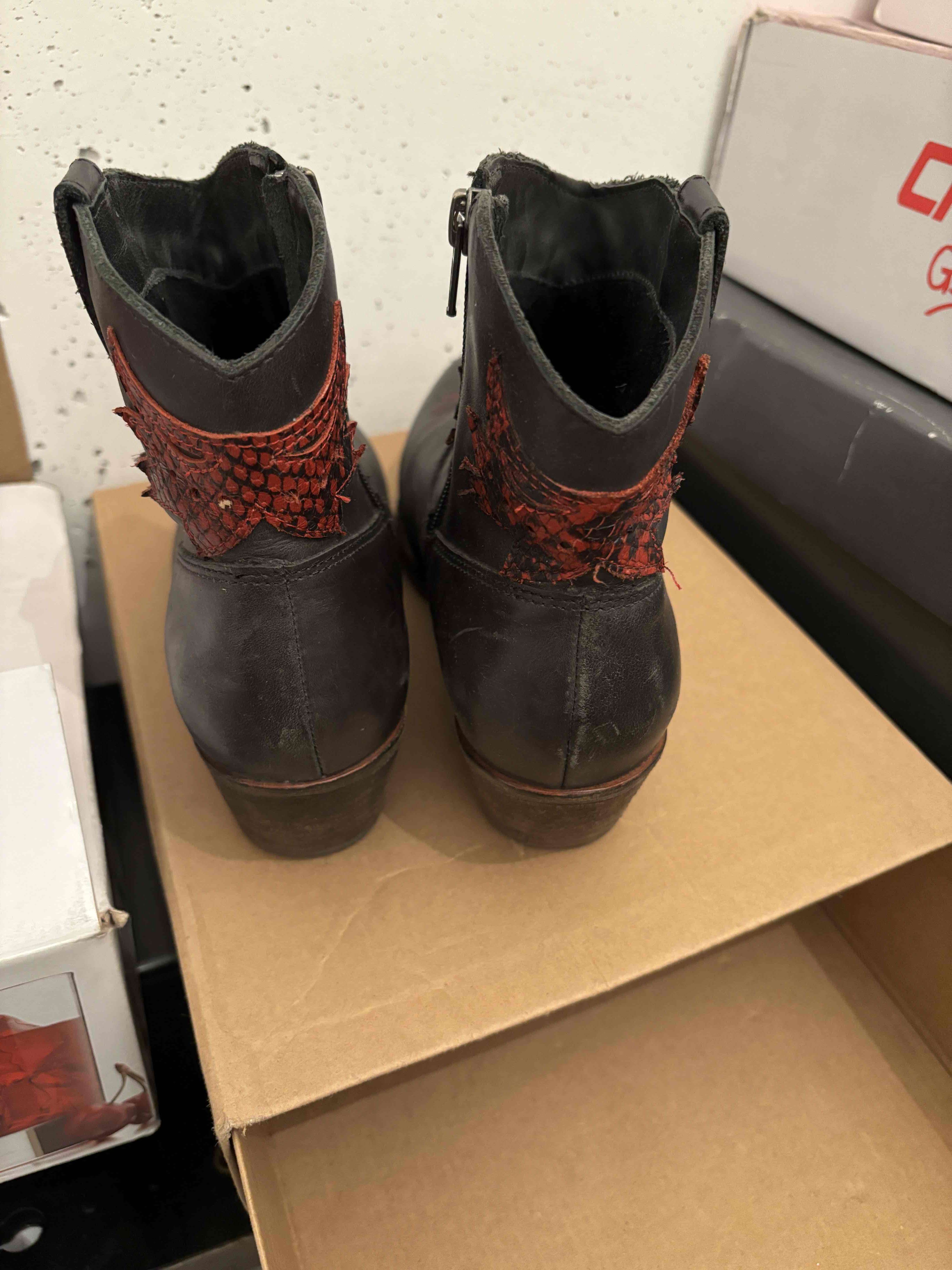 Botines de cuero negro con bordado rojo - miniatura 6