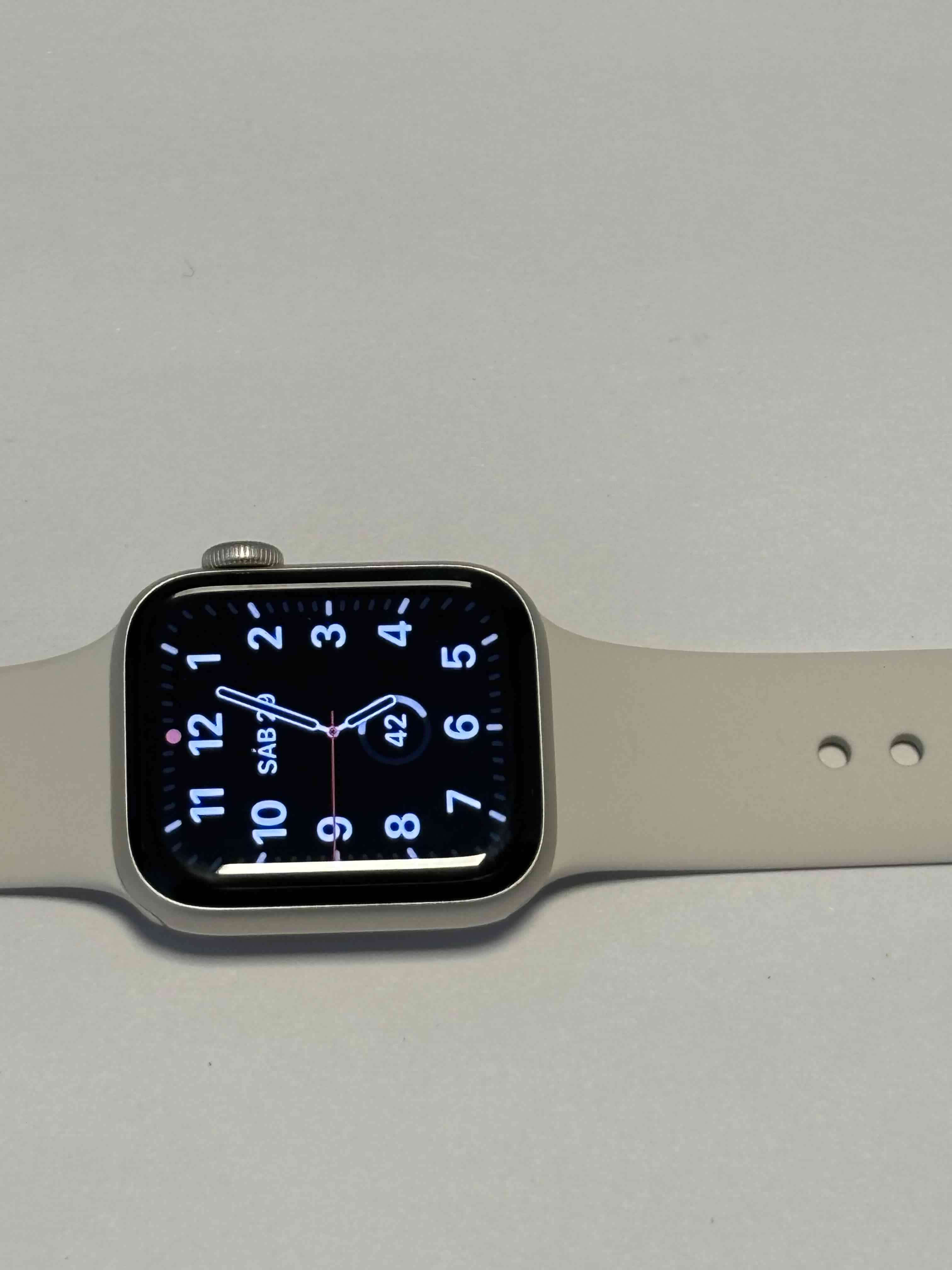 Apple Watch blanco con correas adicionales - miniatura 4