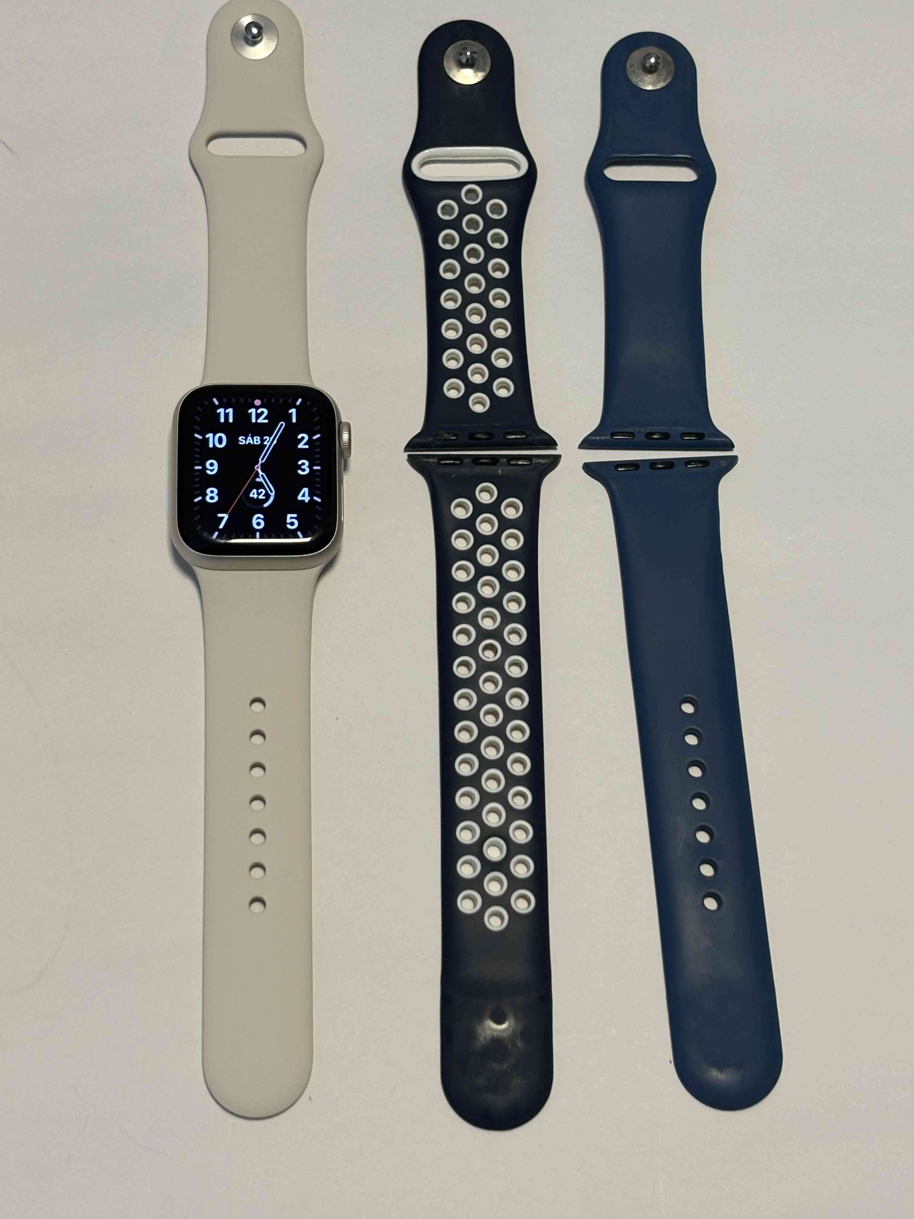 Apple Watch blanco con correas adicionales - miniatura 5