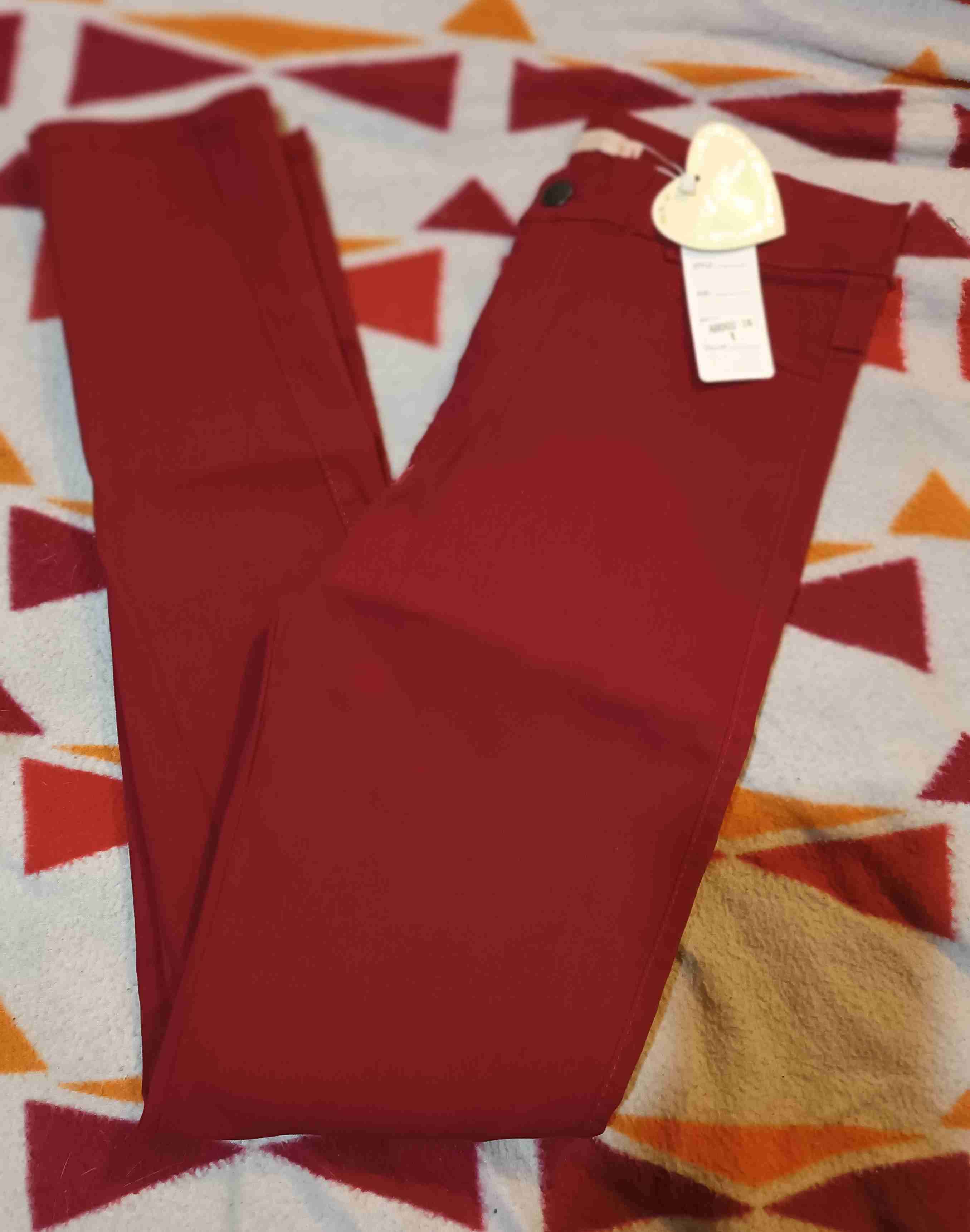 Pantalones rojos con etiqueta