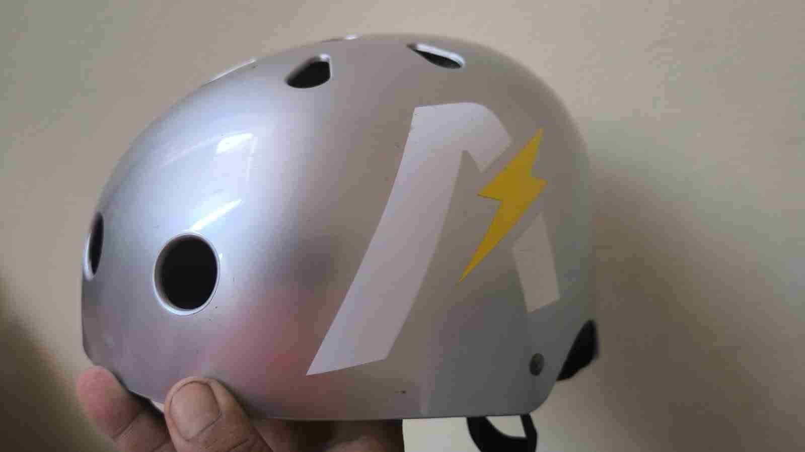 Casco protector plateado