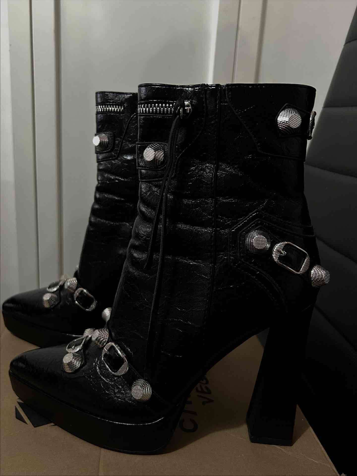 Botines negros con tachas cmoran - 1