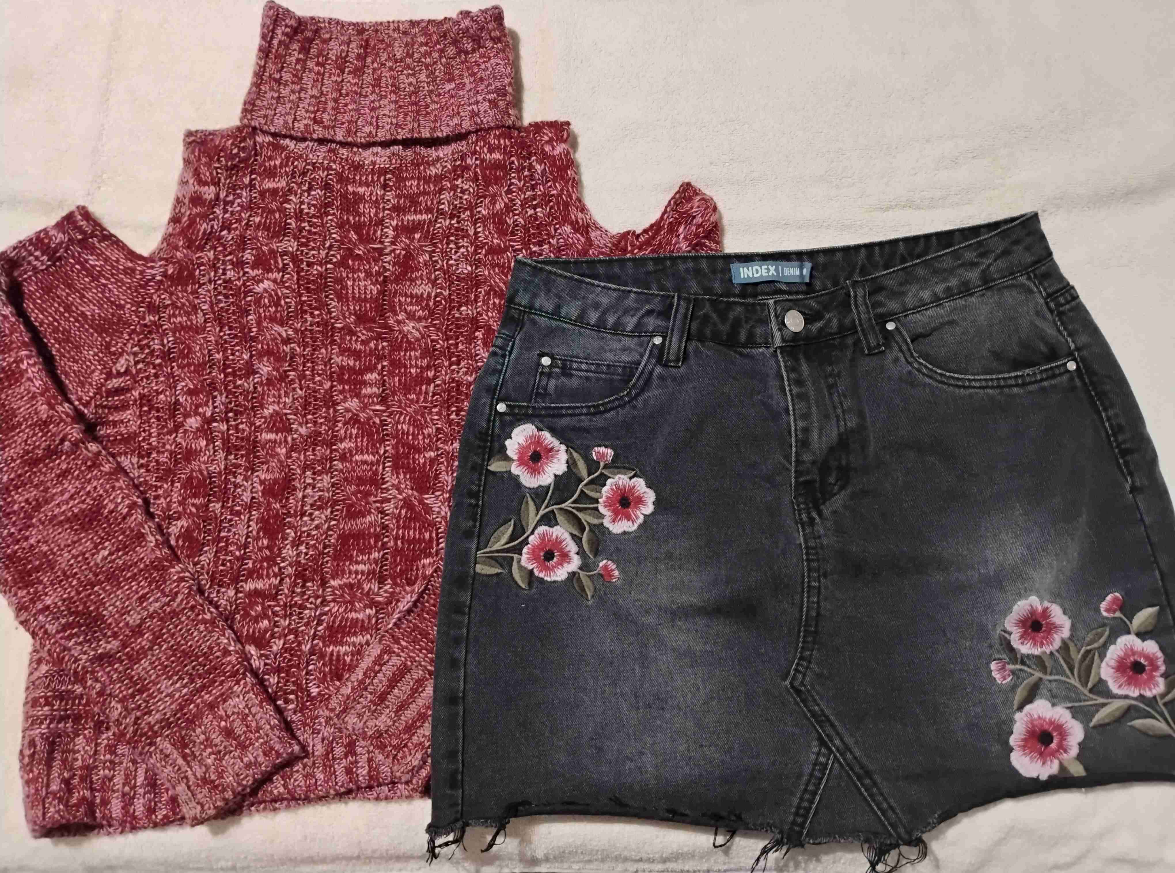 Sweater burdeos y falda denim - miniatura 1