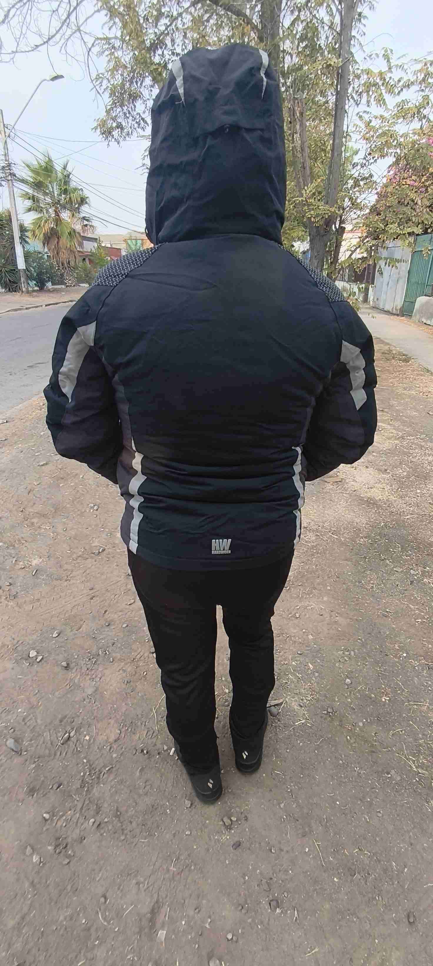 Chaqueta negra abrigada - miniatura 2