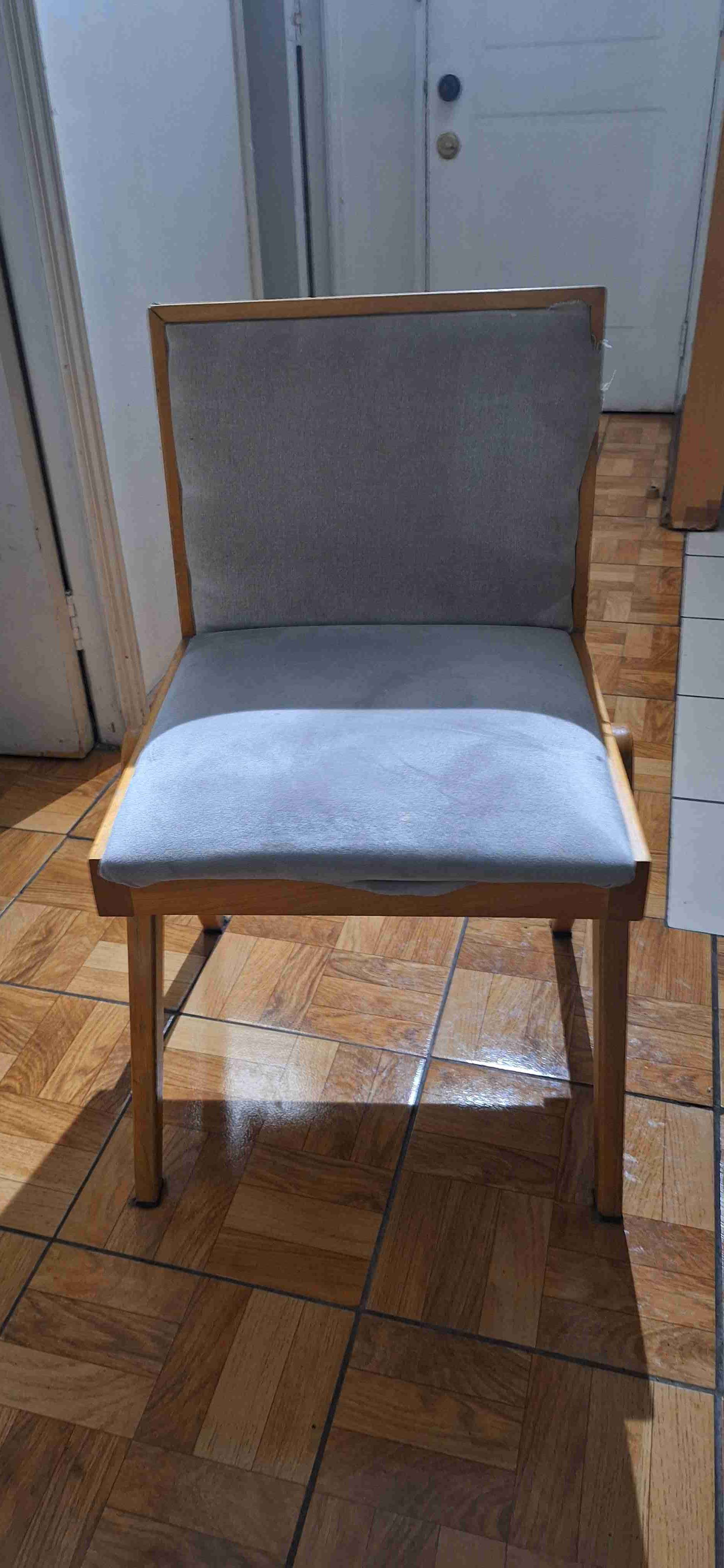 Silla madera con cojín beige - miniatura 2