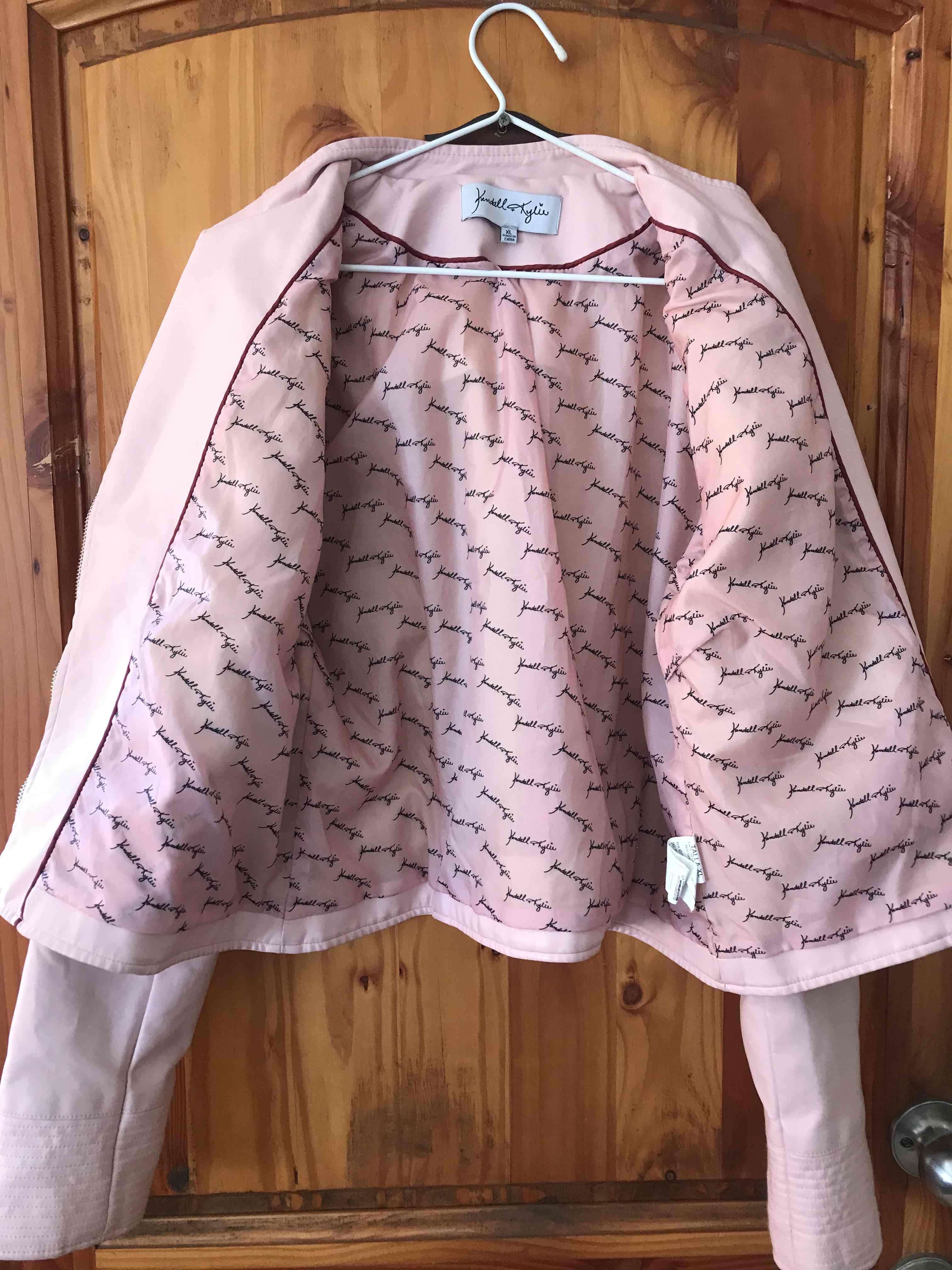 Chaqueta rosada eco cuero casi nueva - miniatura 2