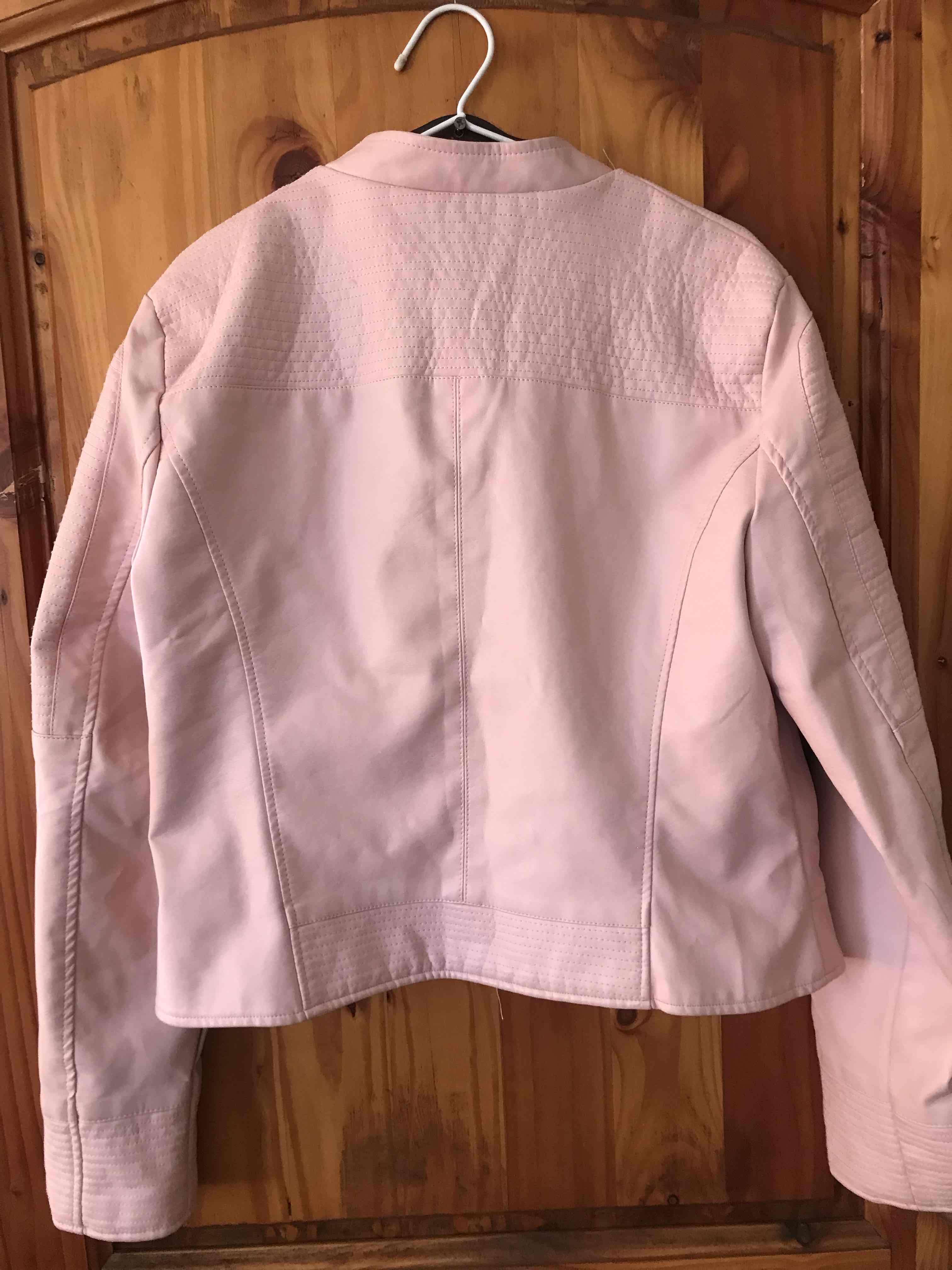 Chaqueta rosada eco cuero casi nueva - miniatura 3