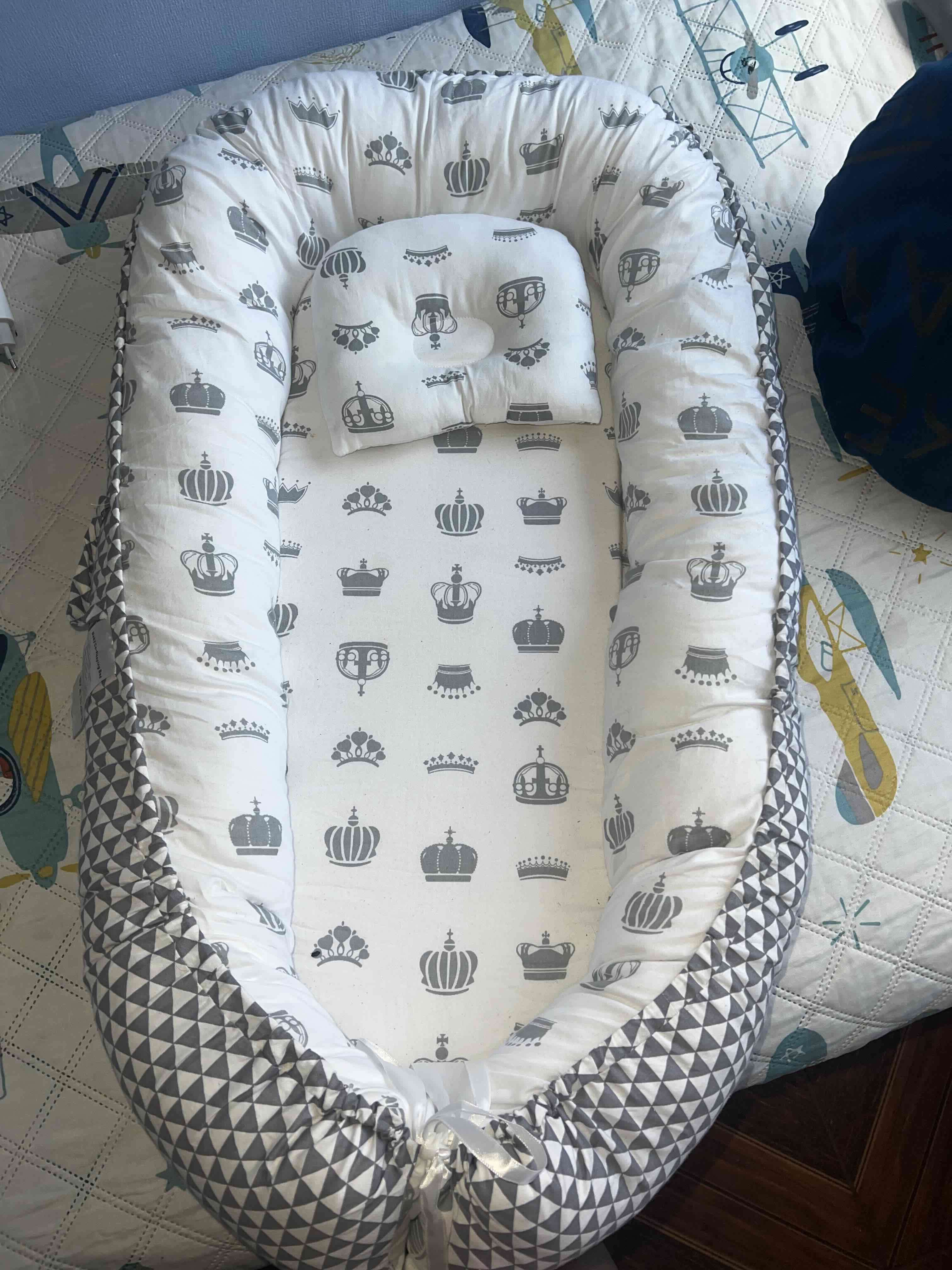 Nido de bebé con diseño de coronas - miniatura 1