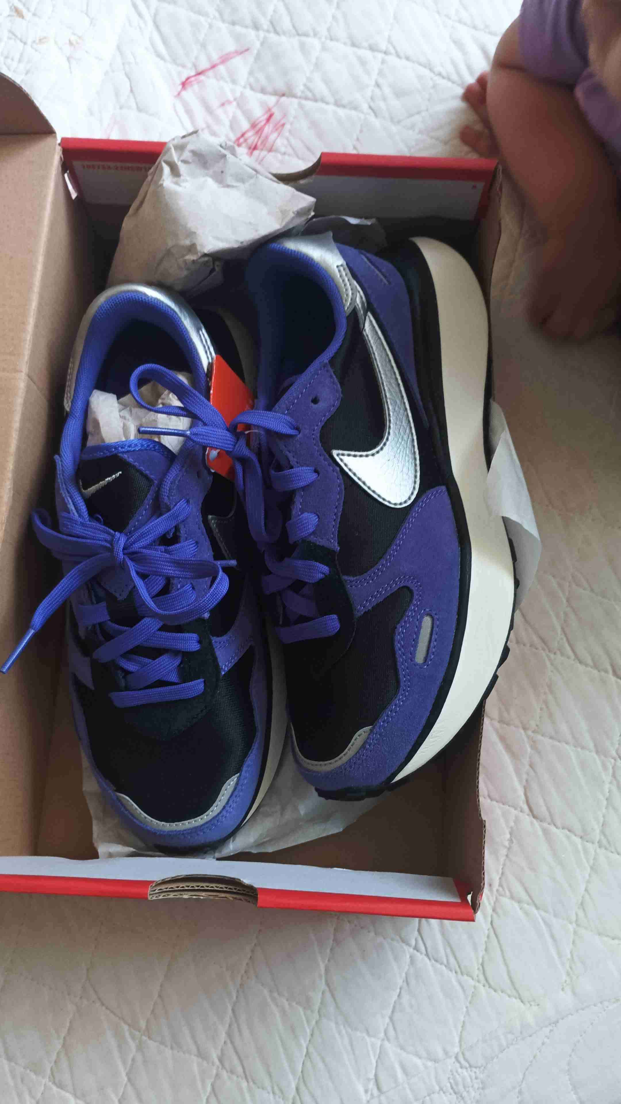 Zapatillas deportivas moradas y negras - miniatura 1