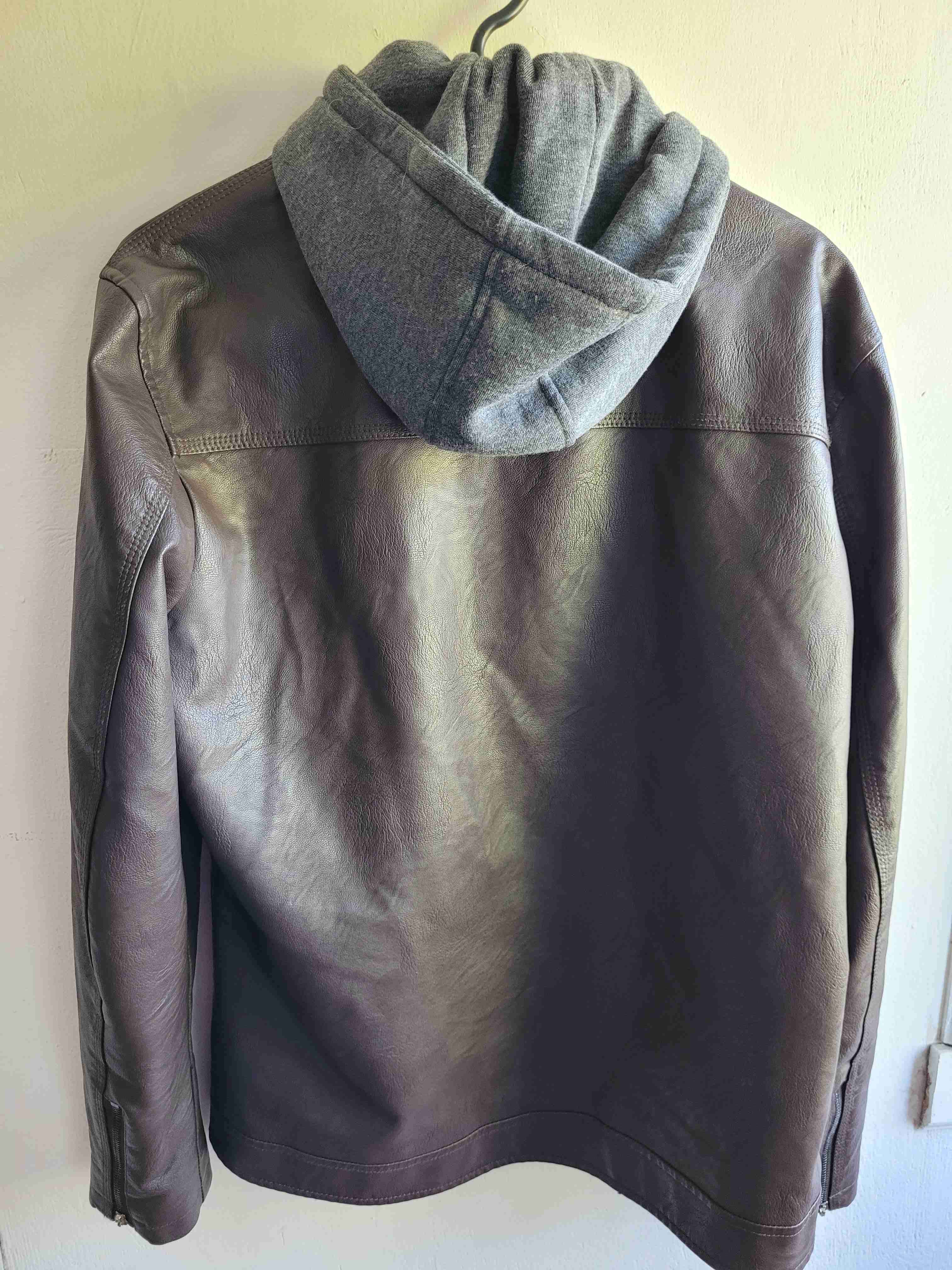 Chaqueta de cuero cafe con capucha - miniatura 2