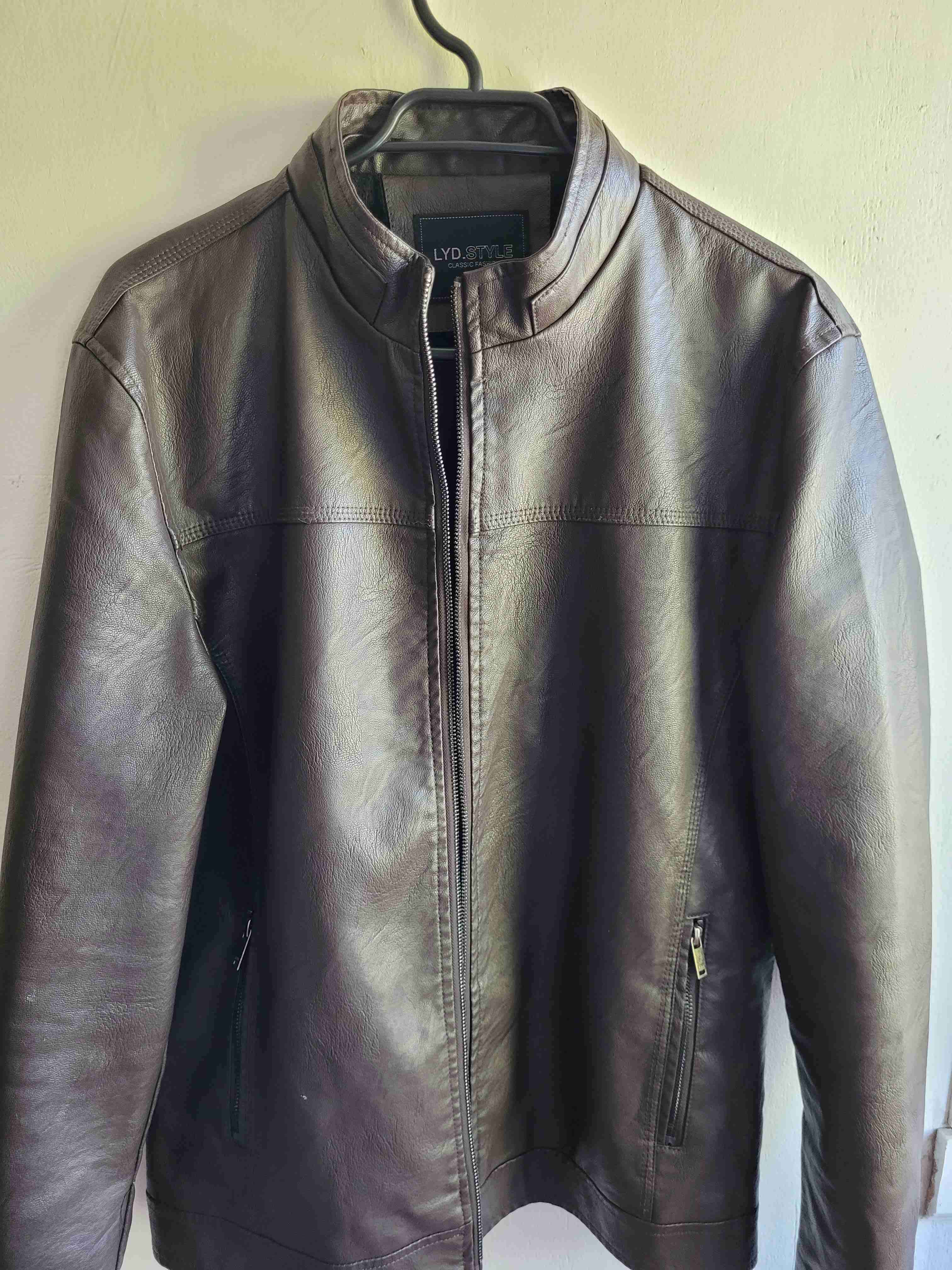 Chaqueta de cuero cafe con capucha - miniatura 3