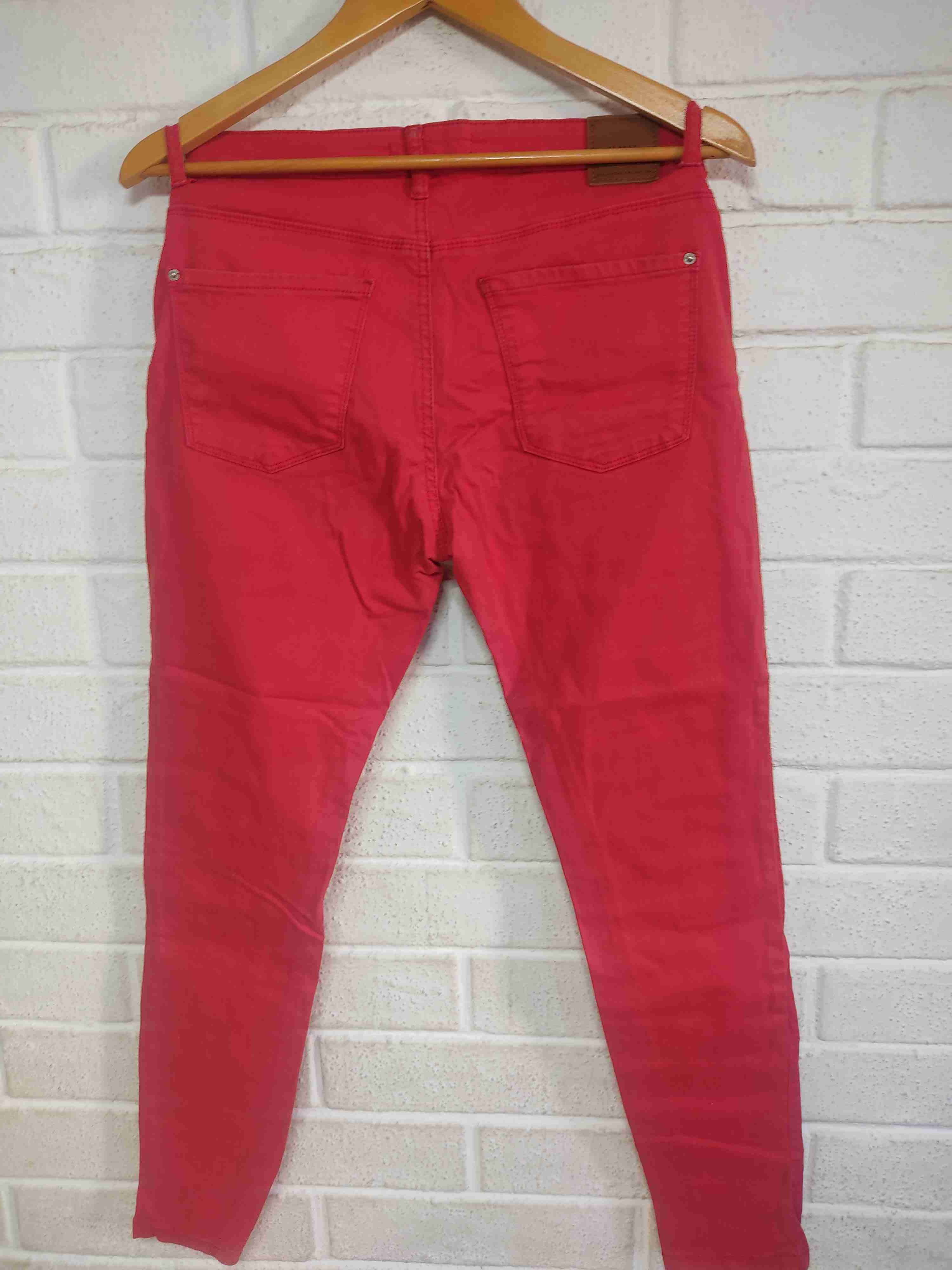 Pantalones rojos ajustados - miniatura 2