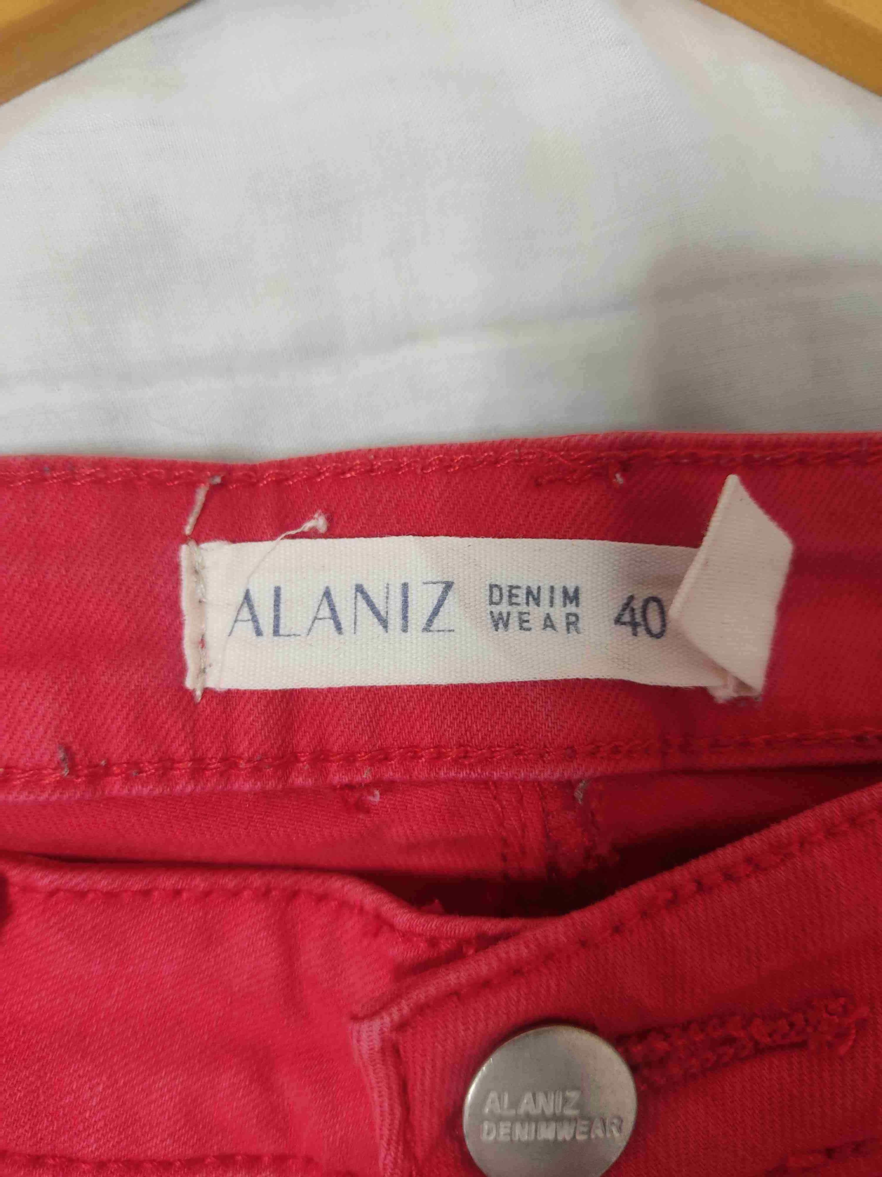 Pantalones rojos ajustados - miniatura 3