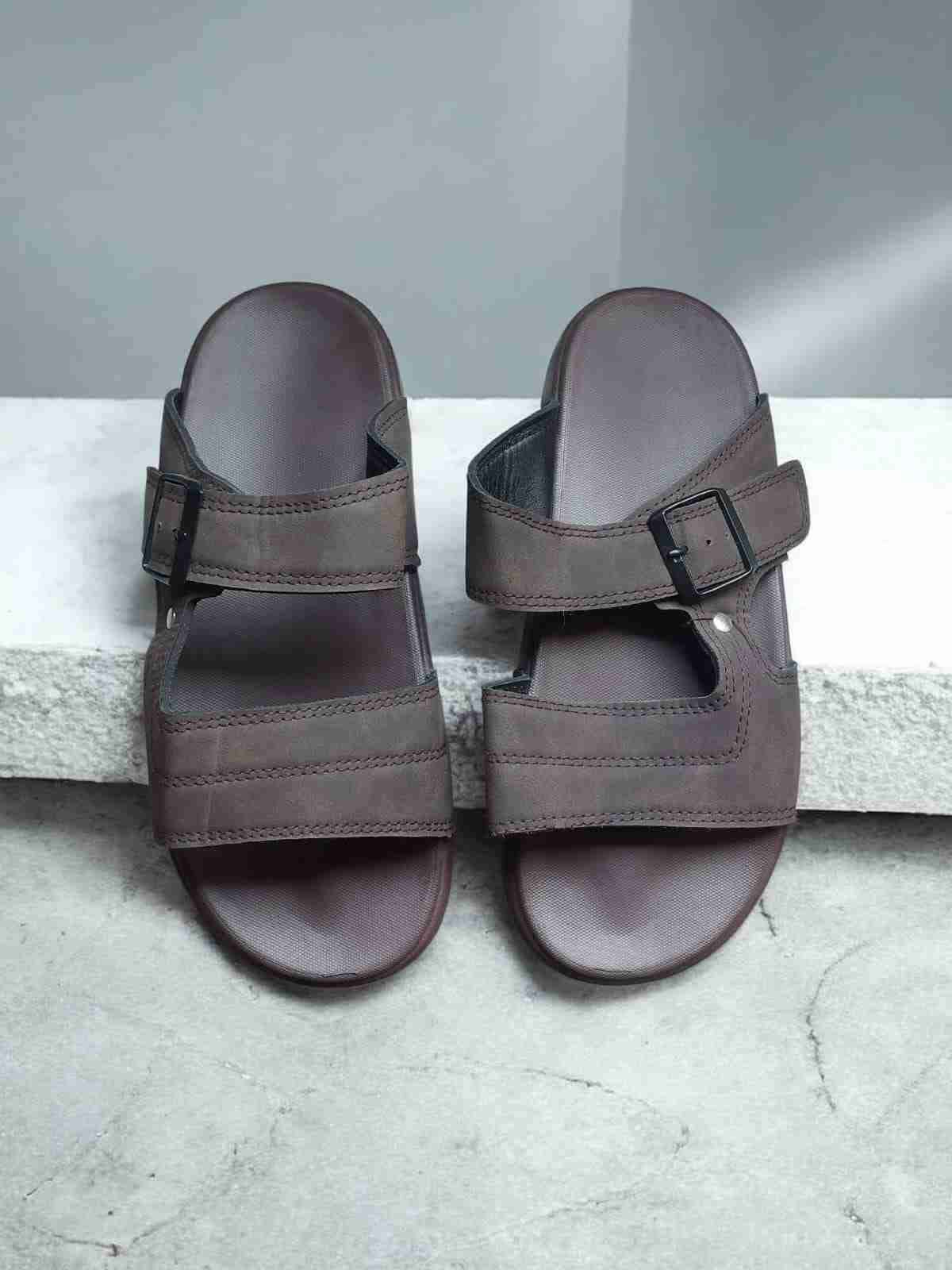 Sandalias marrones con hebilla - miniatura 1