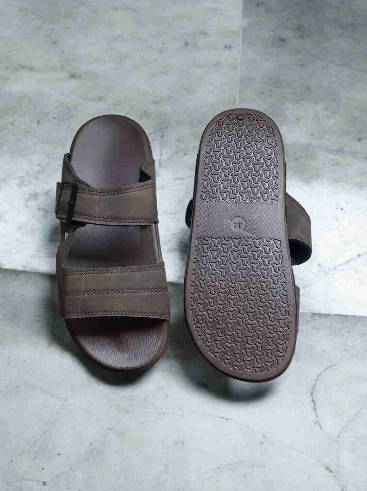 Sandalias marrones con hebilla - miniatura 2