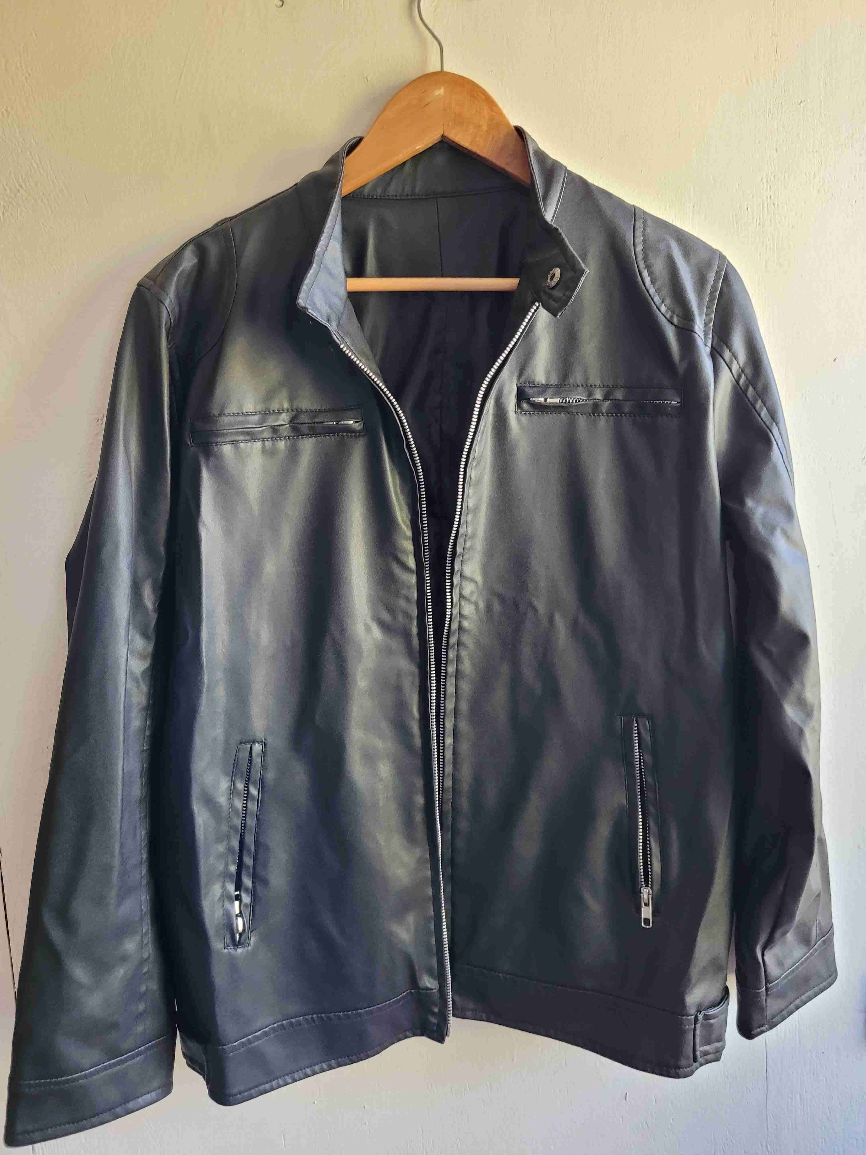 Chaqueta negra de cuero sintético - 1