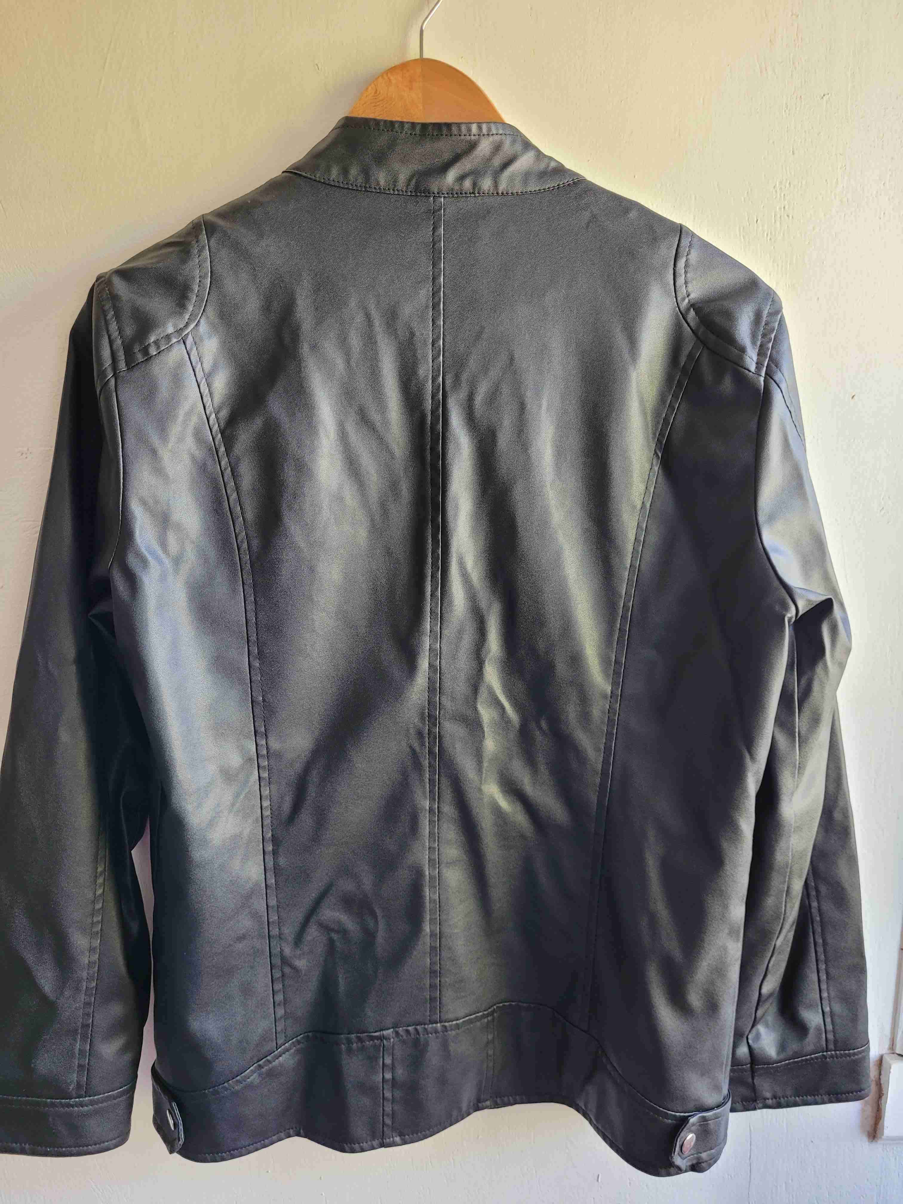 Chaqueta negra de cuero sintético - 2