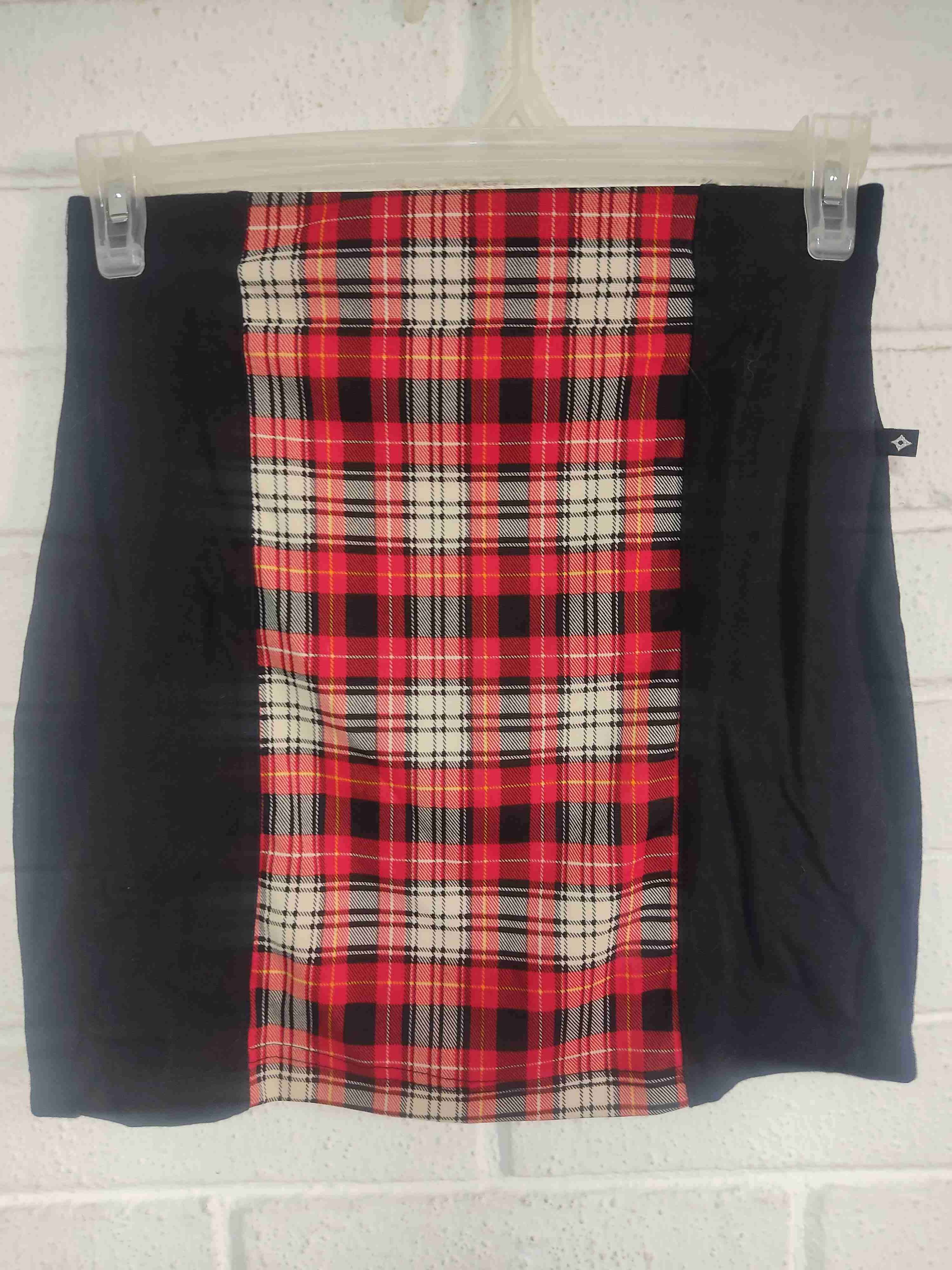 Falda escocesa negra y roja - miniatura 1