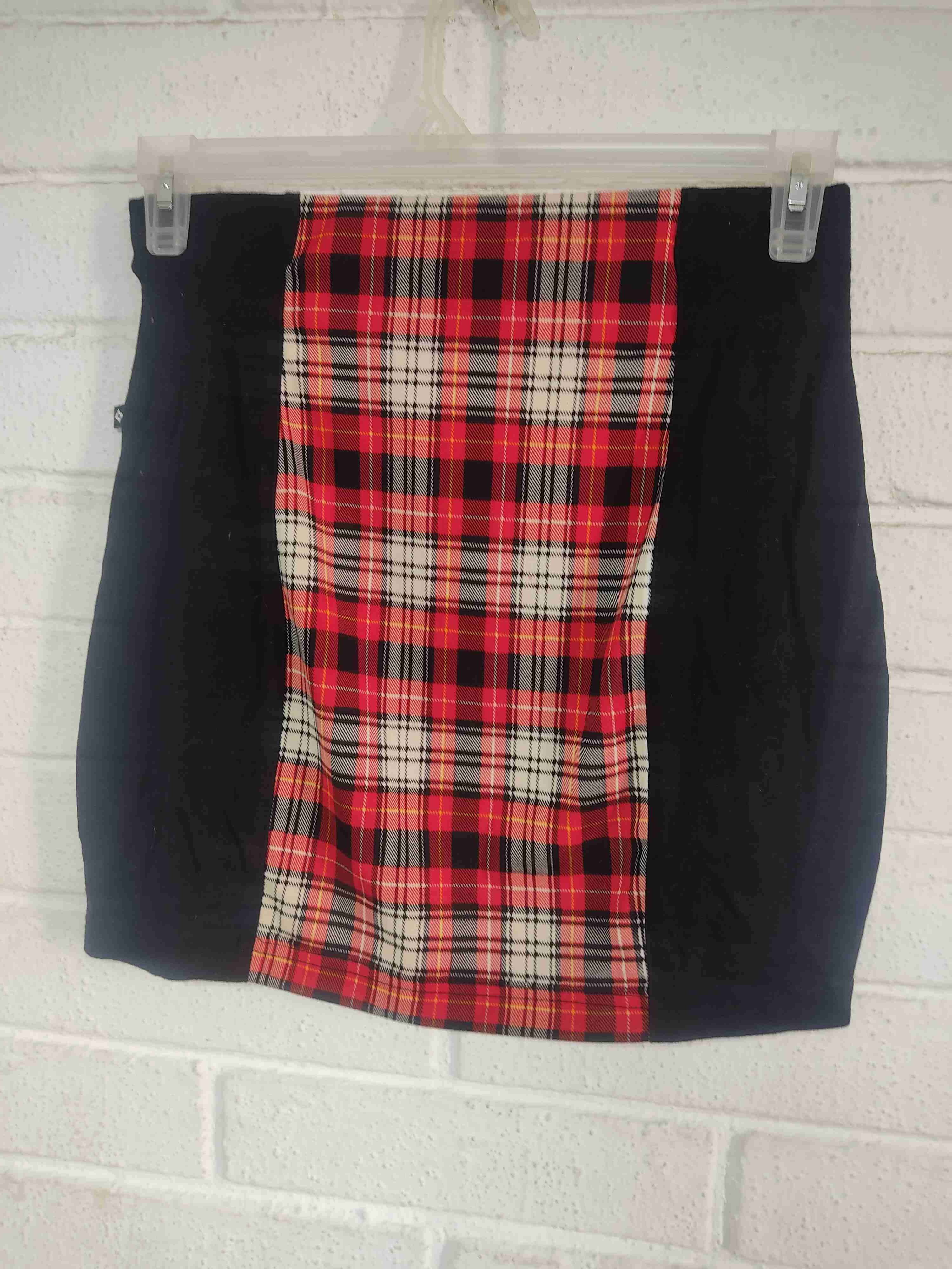 Falda escocesa negra y roja - miniatura 2