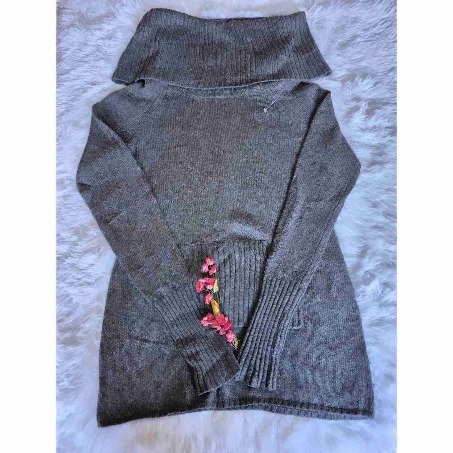 Suéter gris con cuello amplio nuevo - miniatura 2