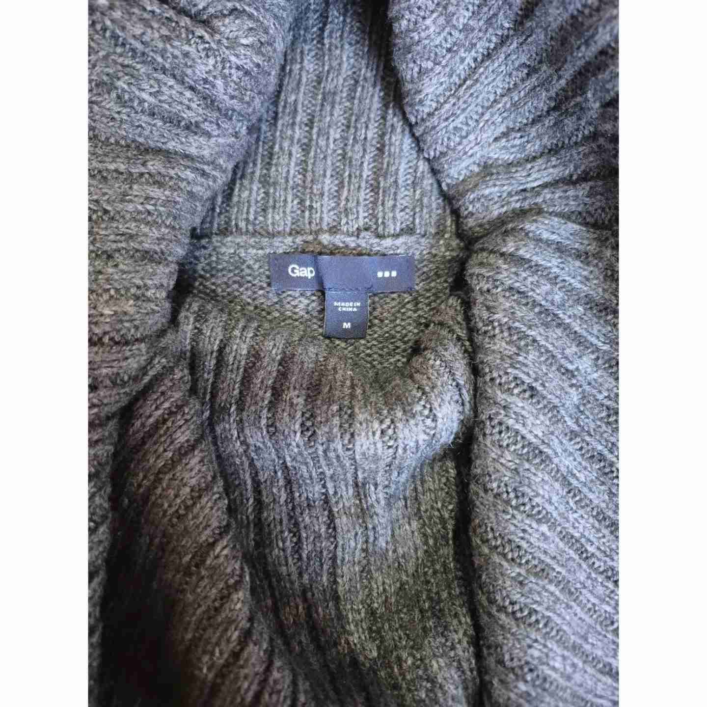 Suéter gris con cuello amplio nuevo - miniatura 3