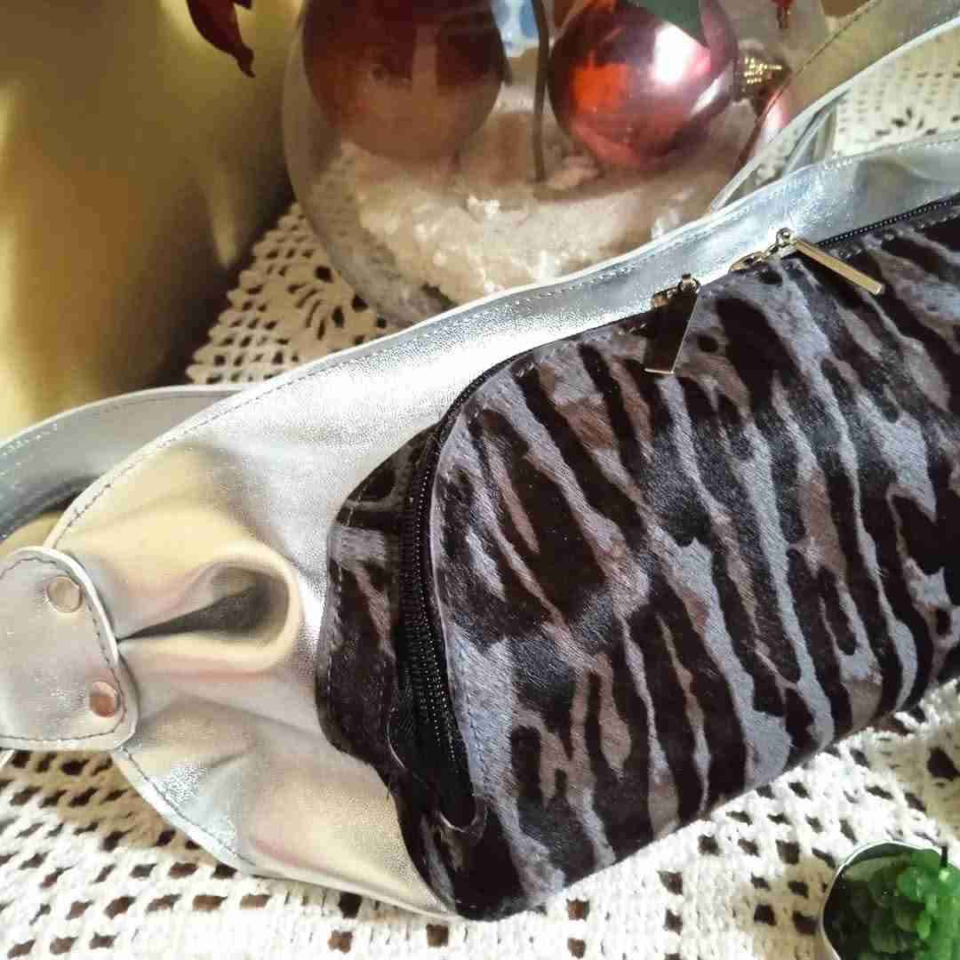 Riñonera plateada con estampado animal