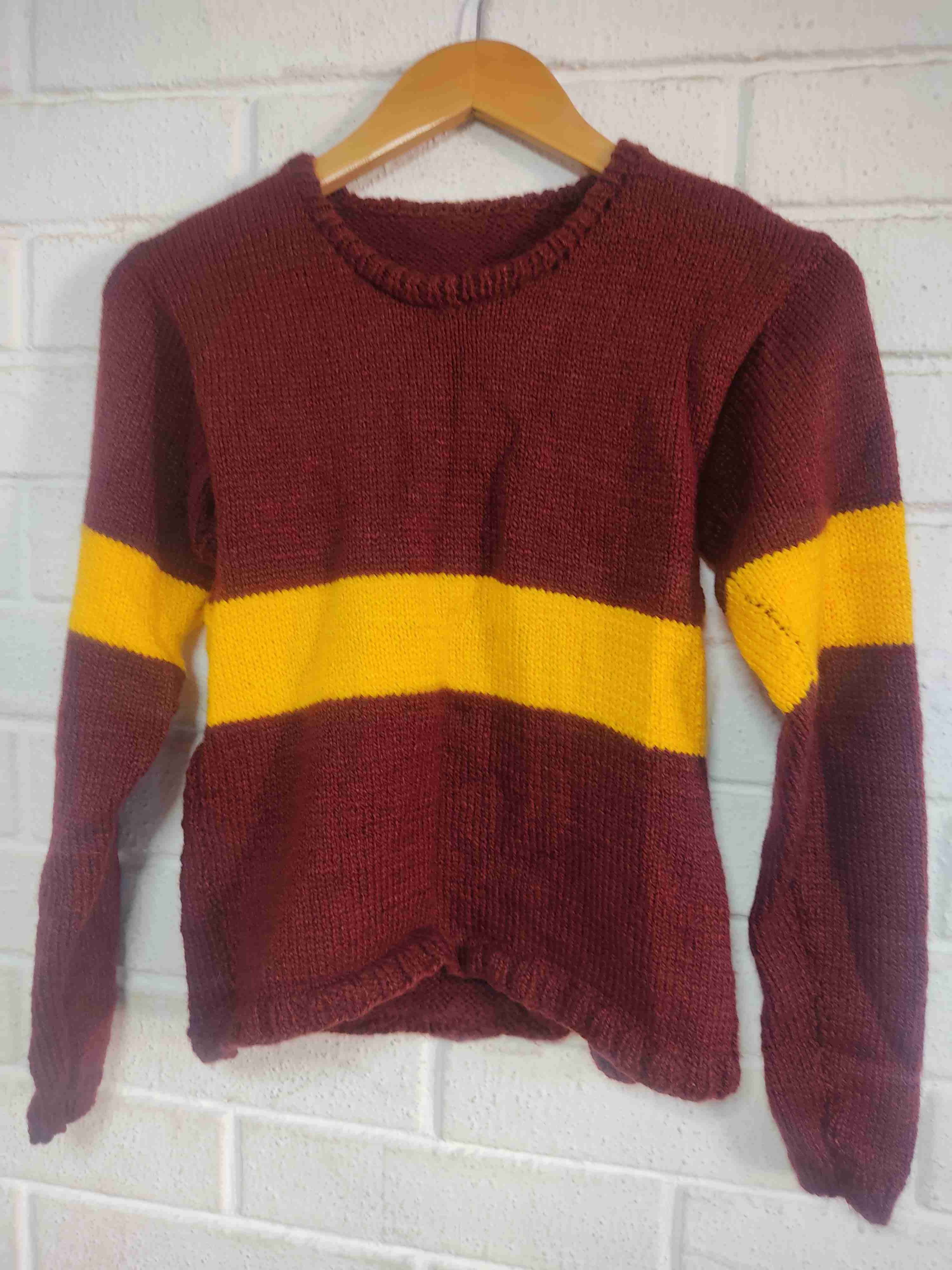 Suéter burdeo con franja amarilla - 1