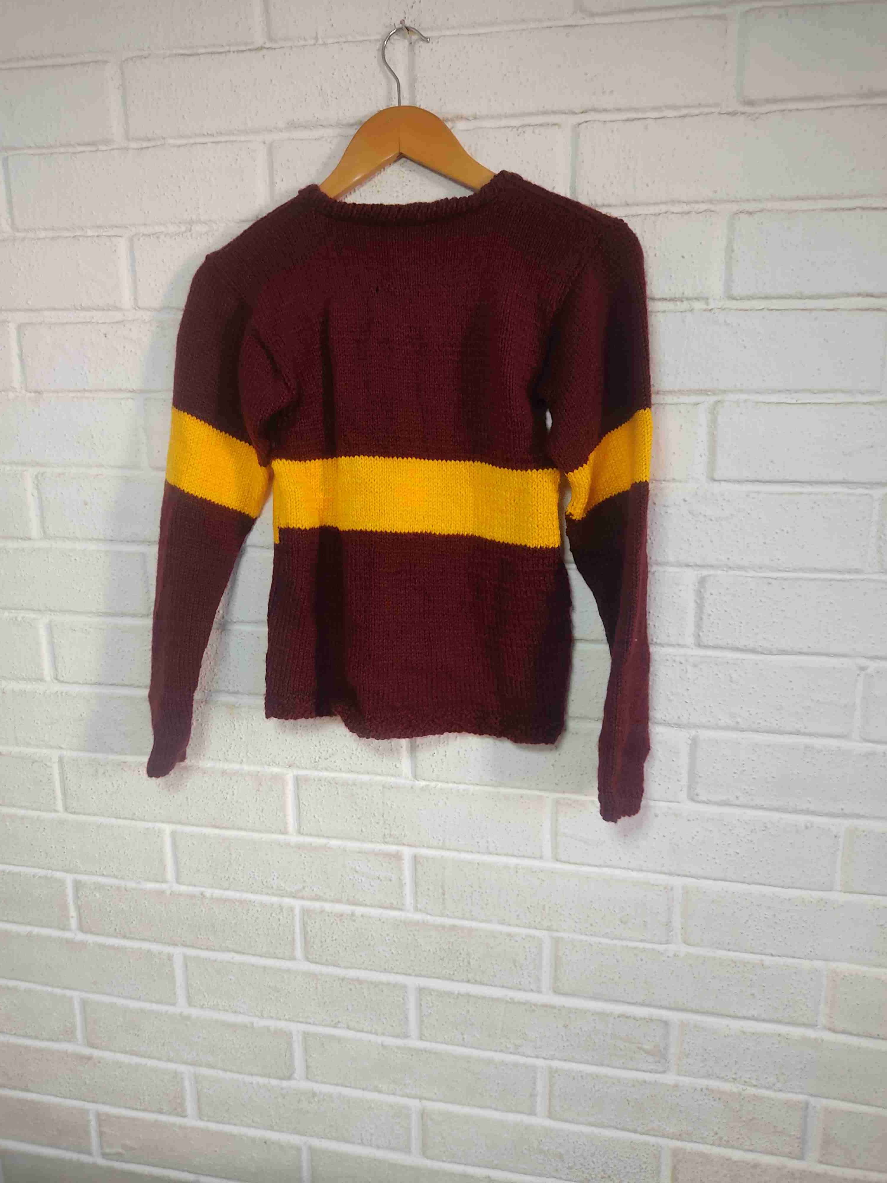 Suéter burdeo con franja amarilla - 2