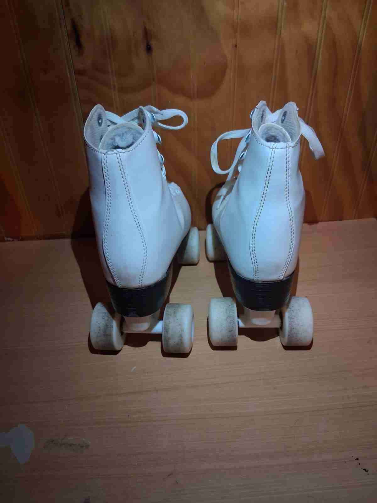 Patines blancos clásicos - miniatura 1