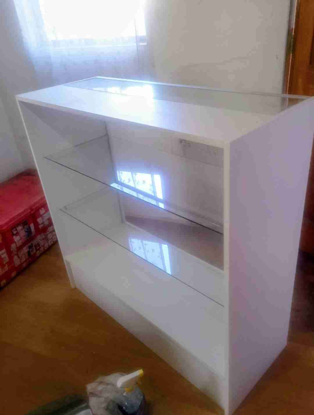 Vitrina exhibidora blanca - miniatura 1