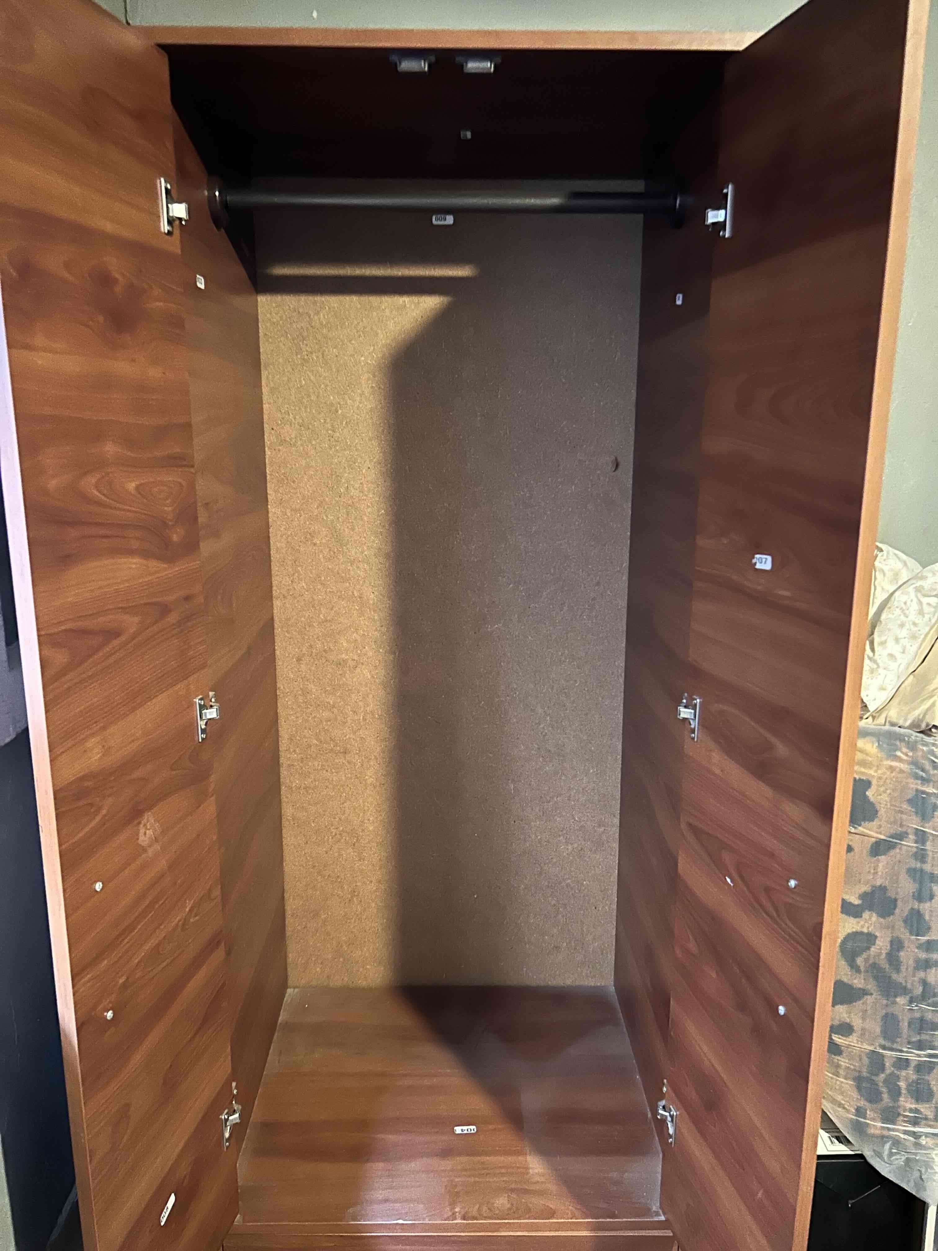 Clóset de madera de dos puertas - miniatura 2