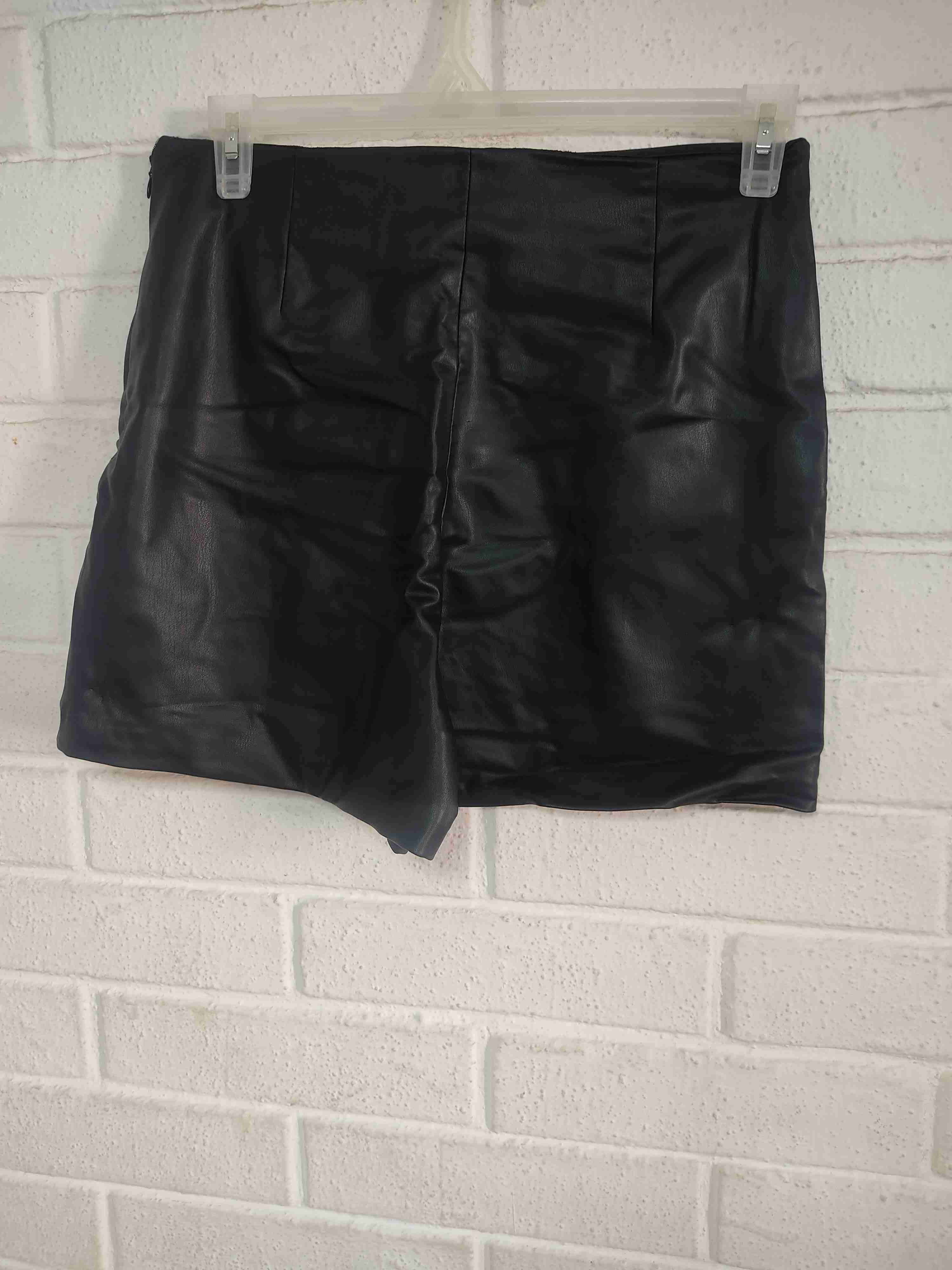 Short negro con botones dorados - miniatura 2