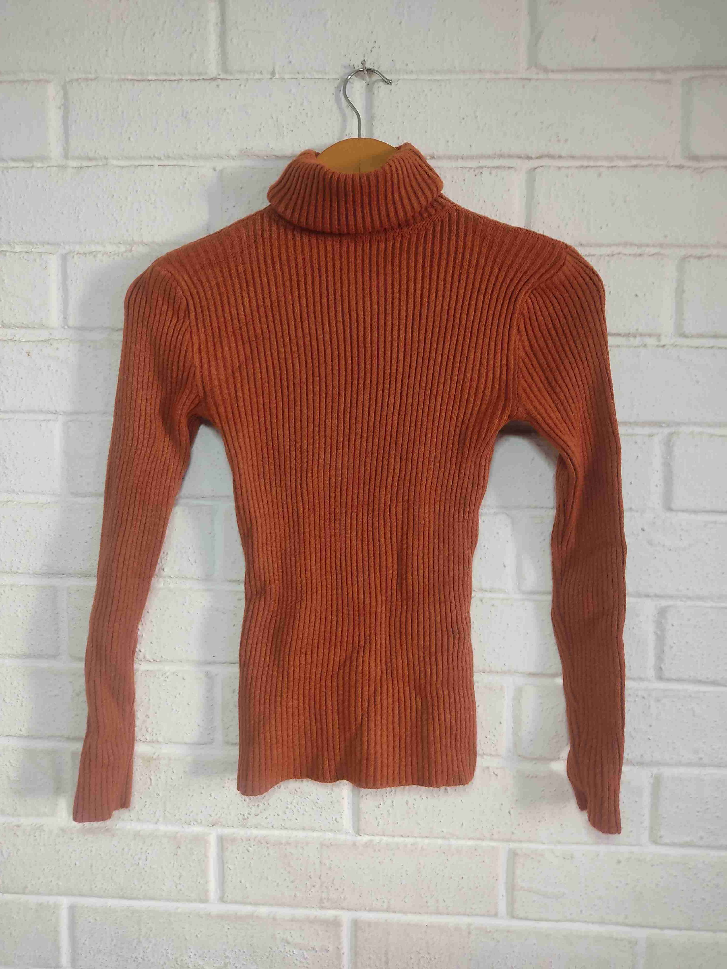 Suéter cuello alto color terracota - miniatura 1