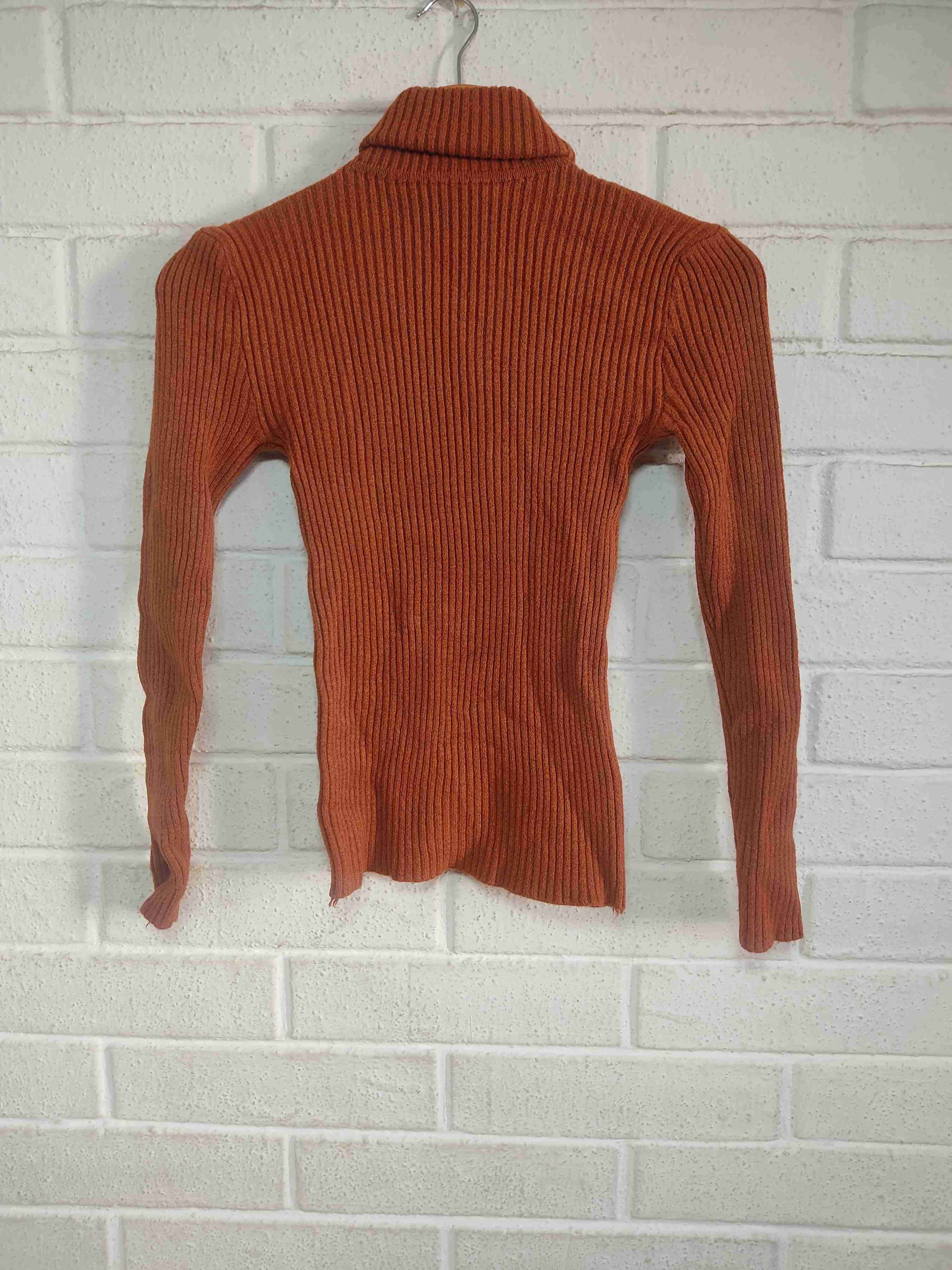 Suéter cuello alto color terracota - miniatura 2