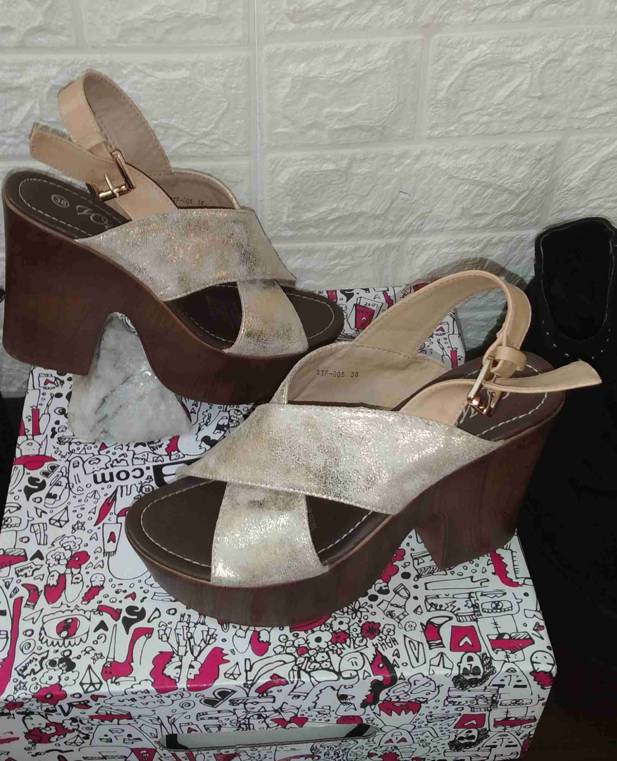 Botines, sandalias y zapatos con taco alto - miniatura 4