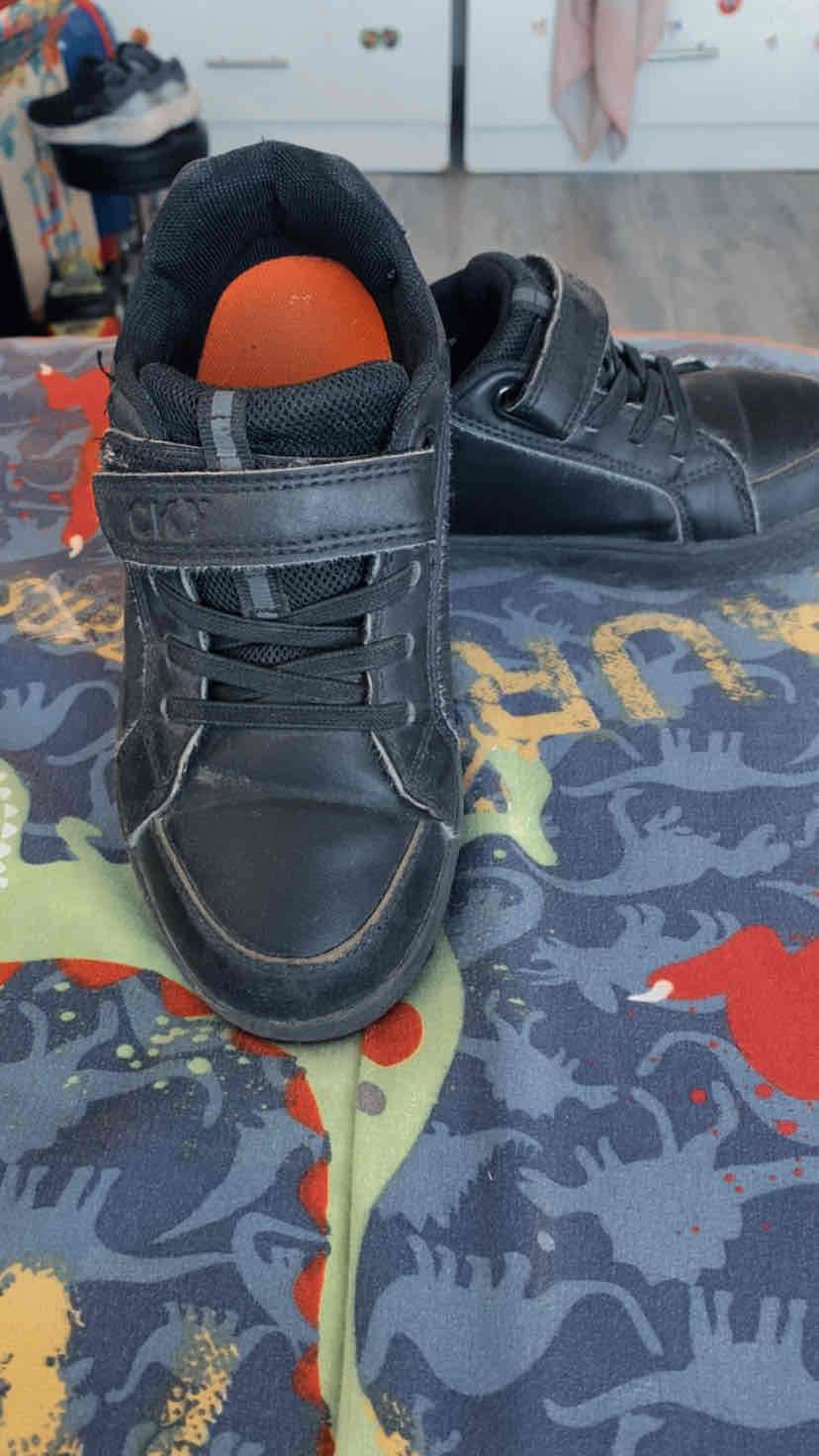 Zapatillas negras para niños - miniatura 2