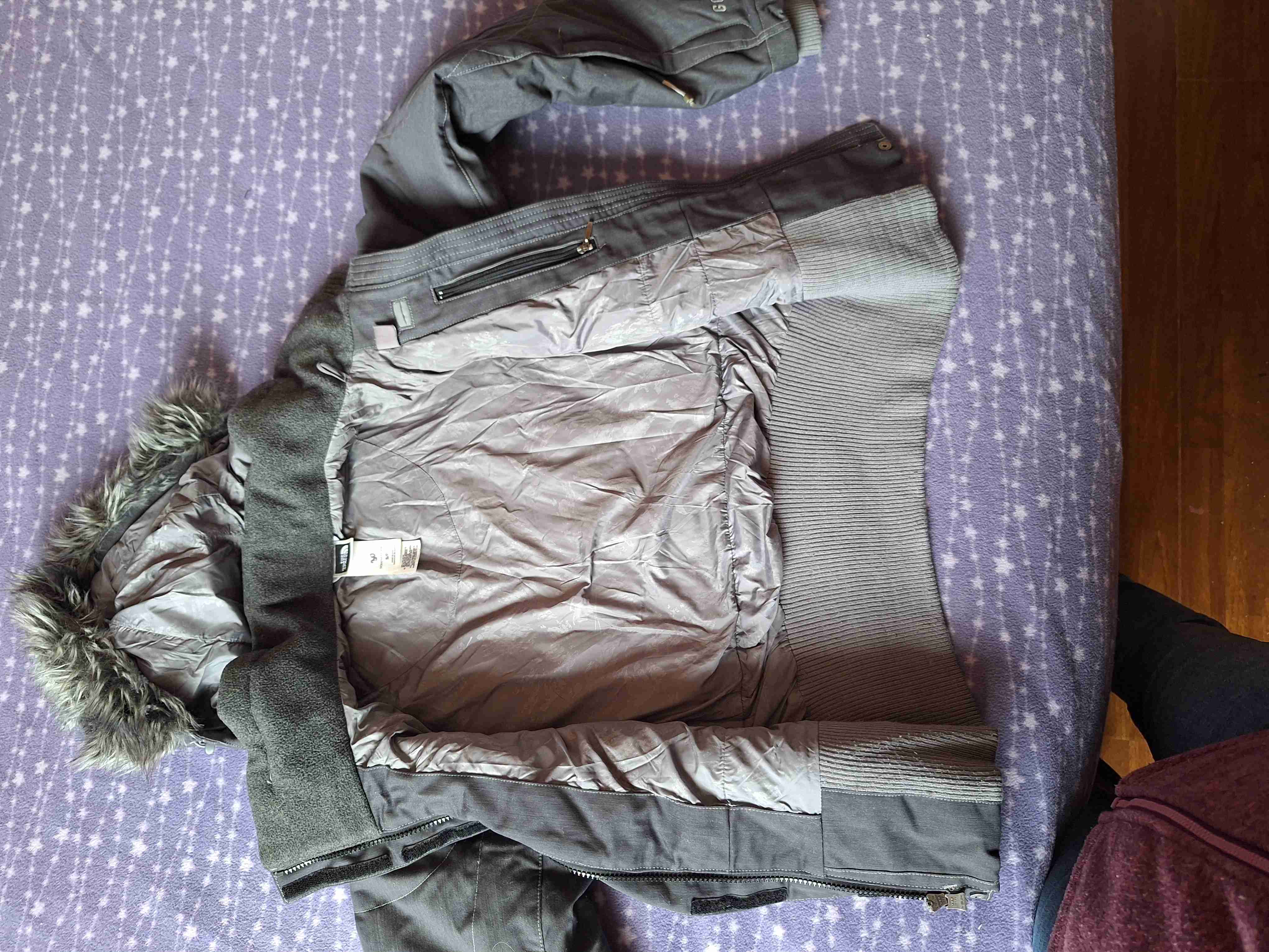 Chaqueta north face gris con capucha de pelo - miniatura 2