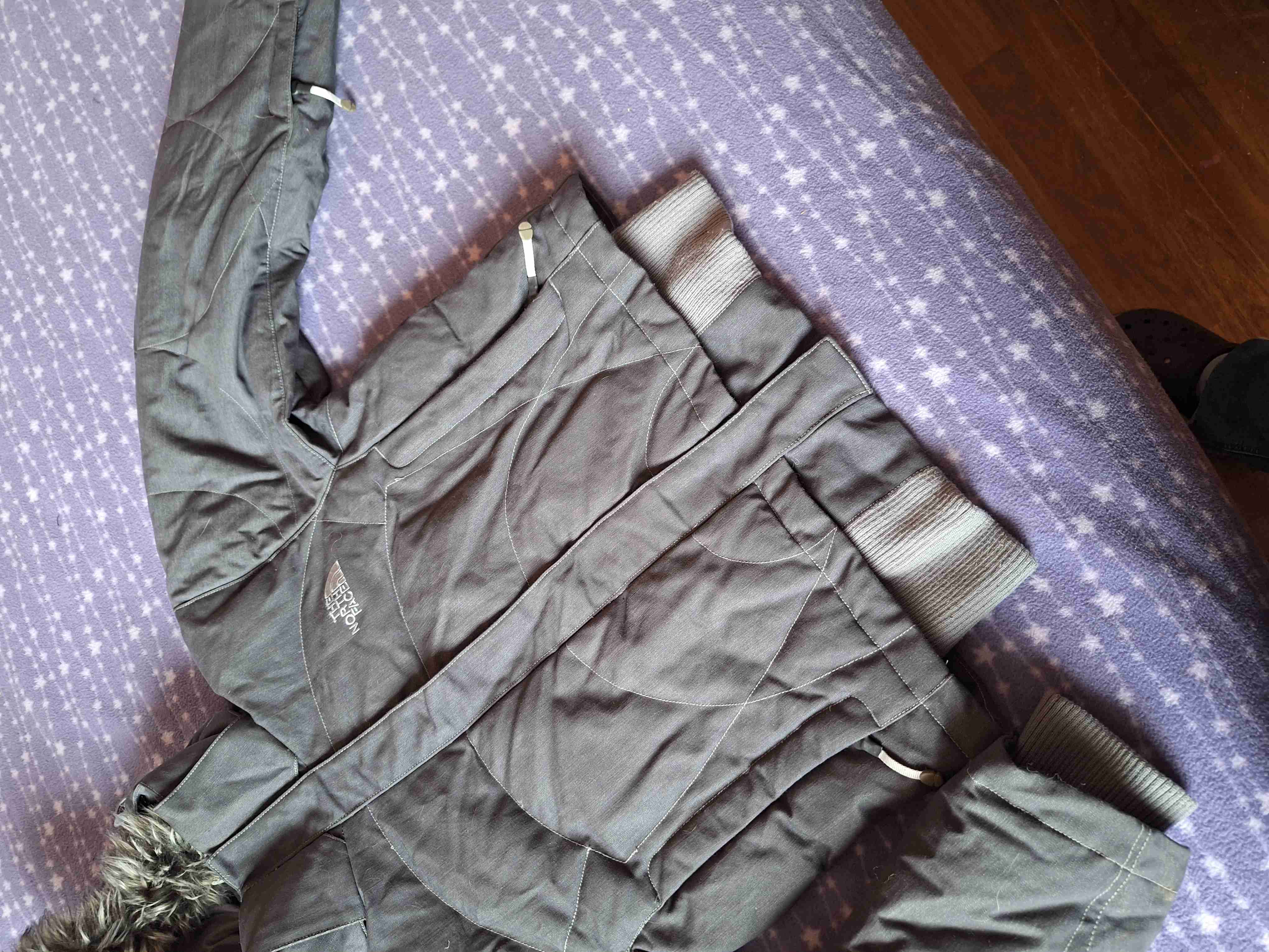 Chaqueta north face gris con capucha de pelo - miniatura 5