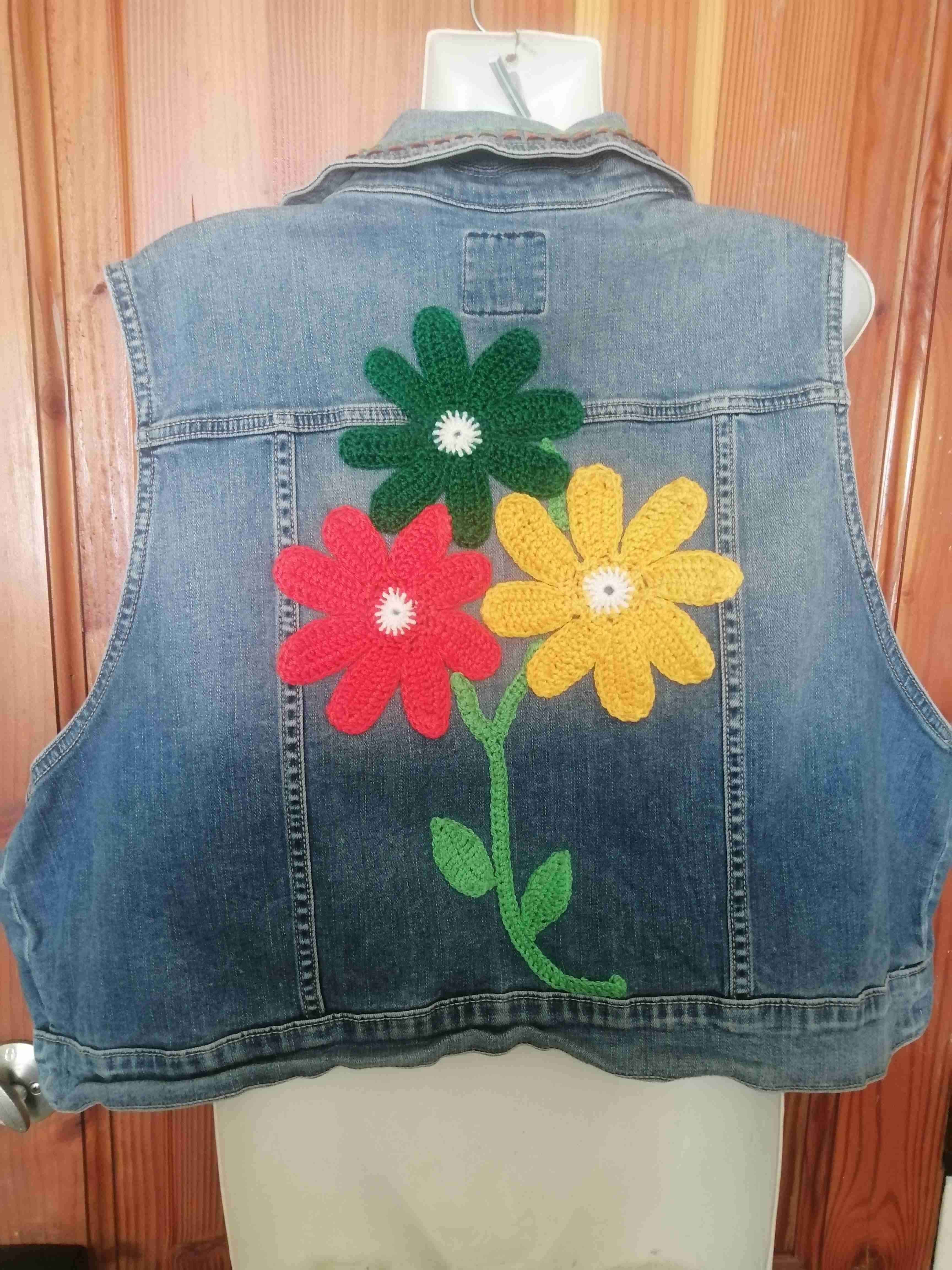 Chaleco de mezclilla con flores